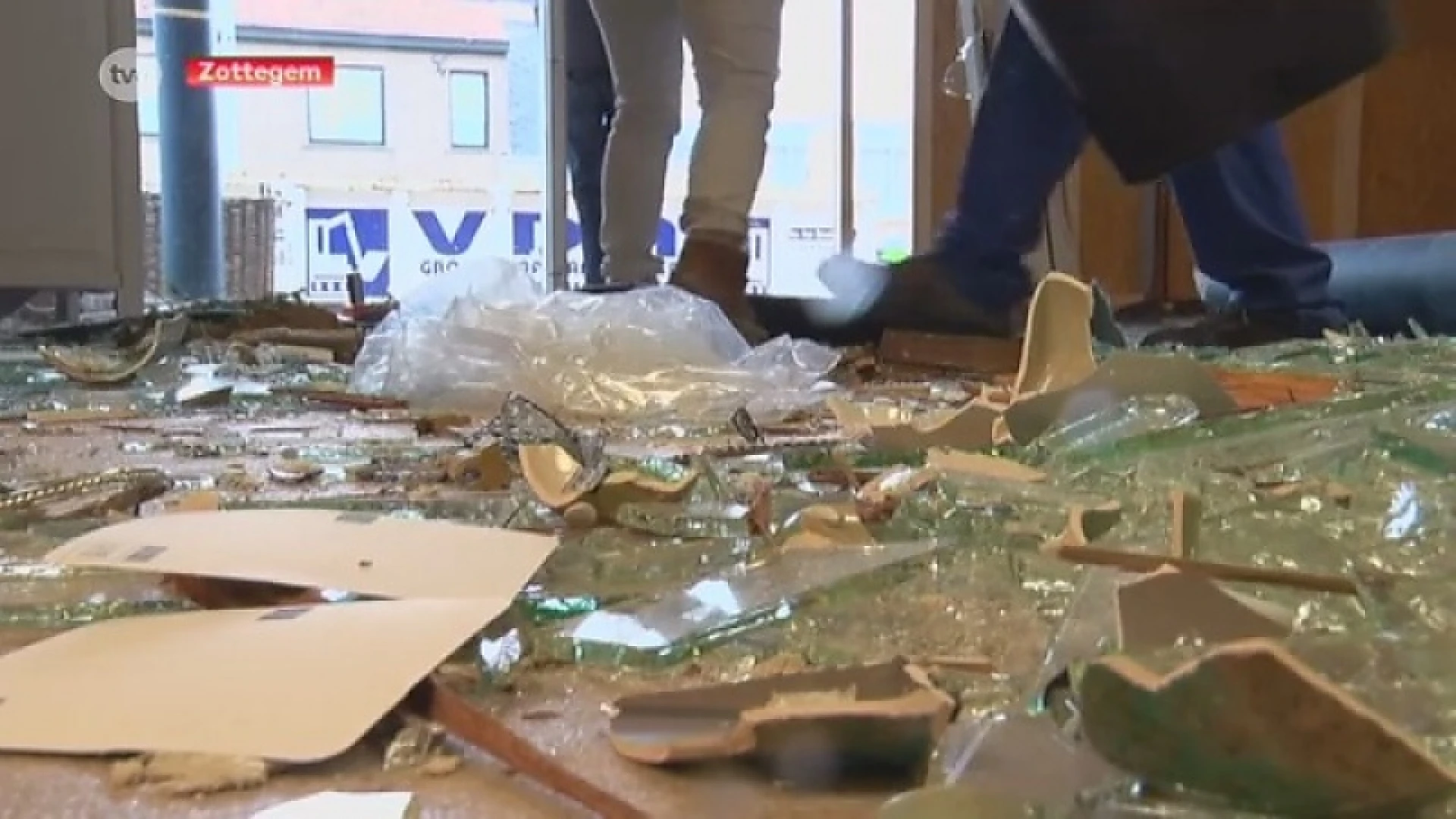 Vrijdag de 13de: auto rijdt in vitrine