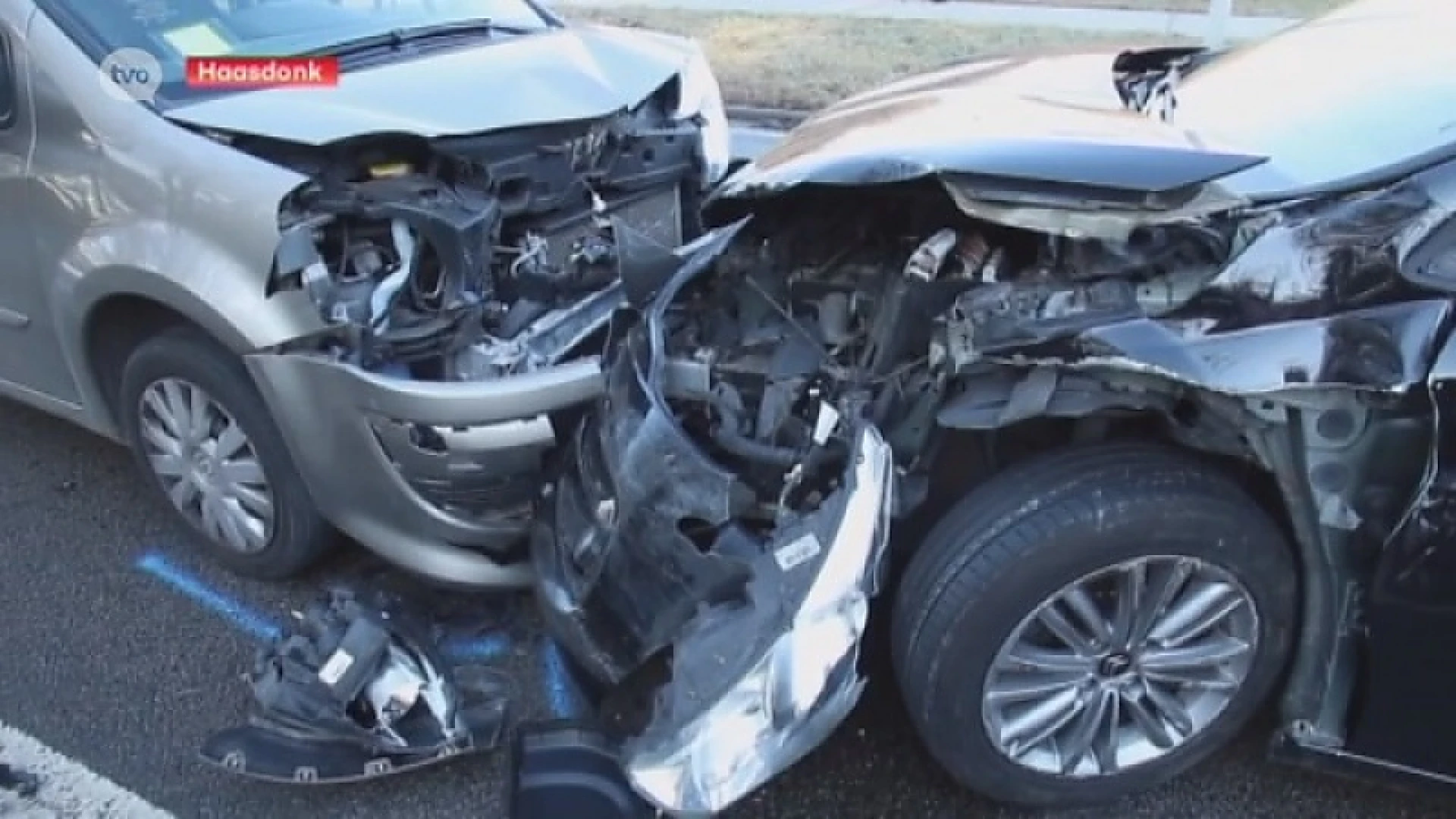 Zwaargewonde bij frontale aanrijding met drie auto's in Haasdonk