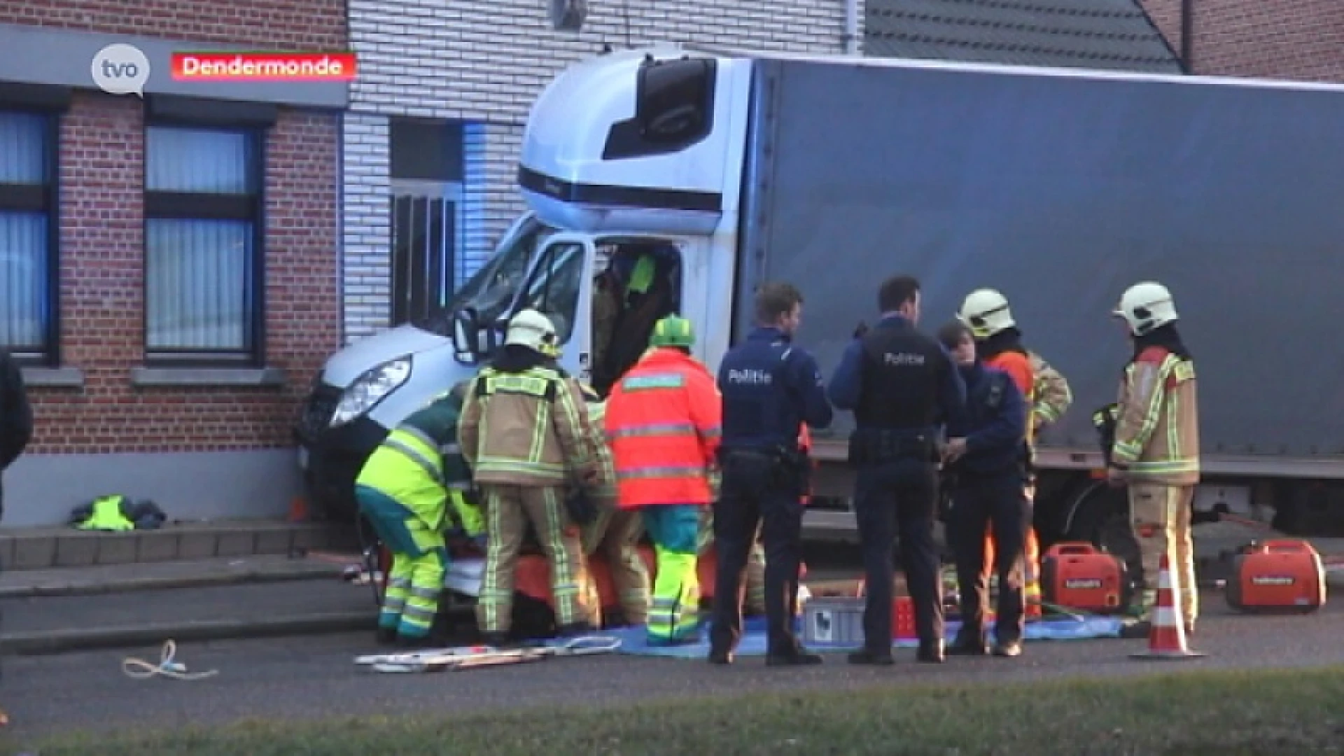 Lichte vrachtwagen in huisgevel, chauffeur zwaargewond afgevoerd