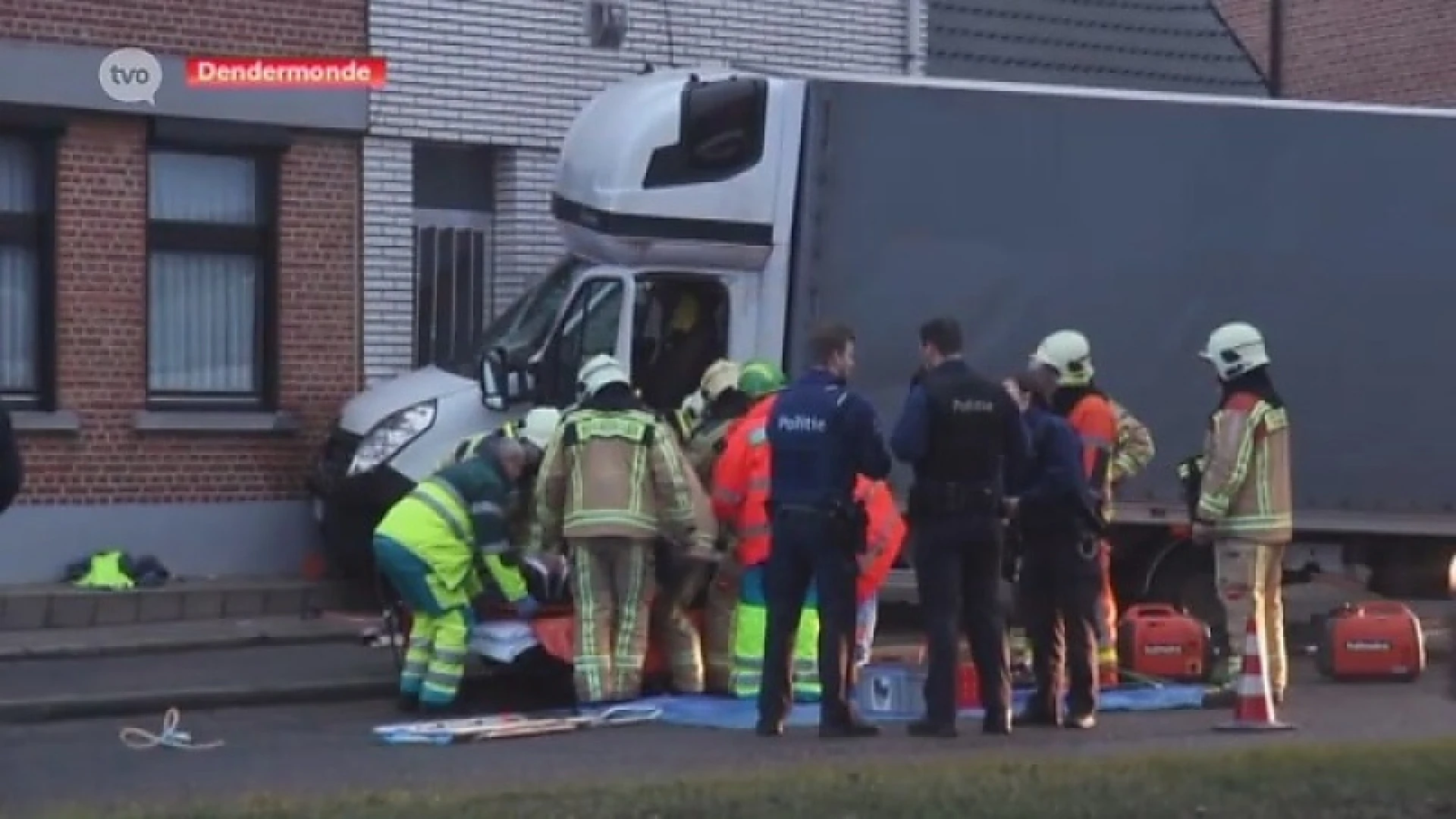 Lichte vrachtwagen in huisgevel, chauffeur zwaargewond afgevoerd