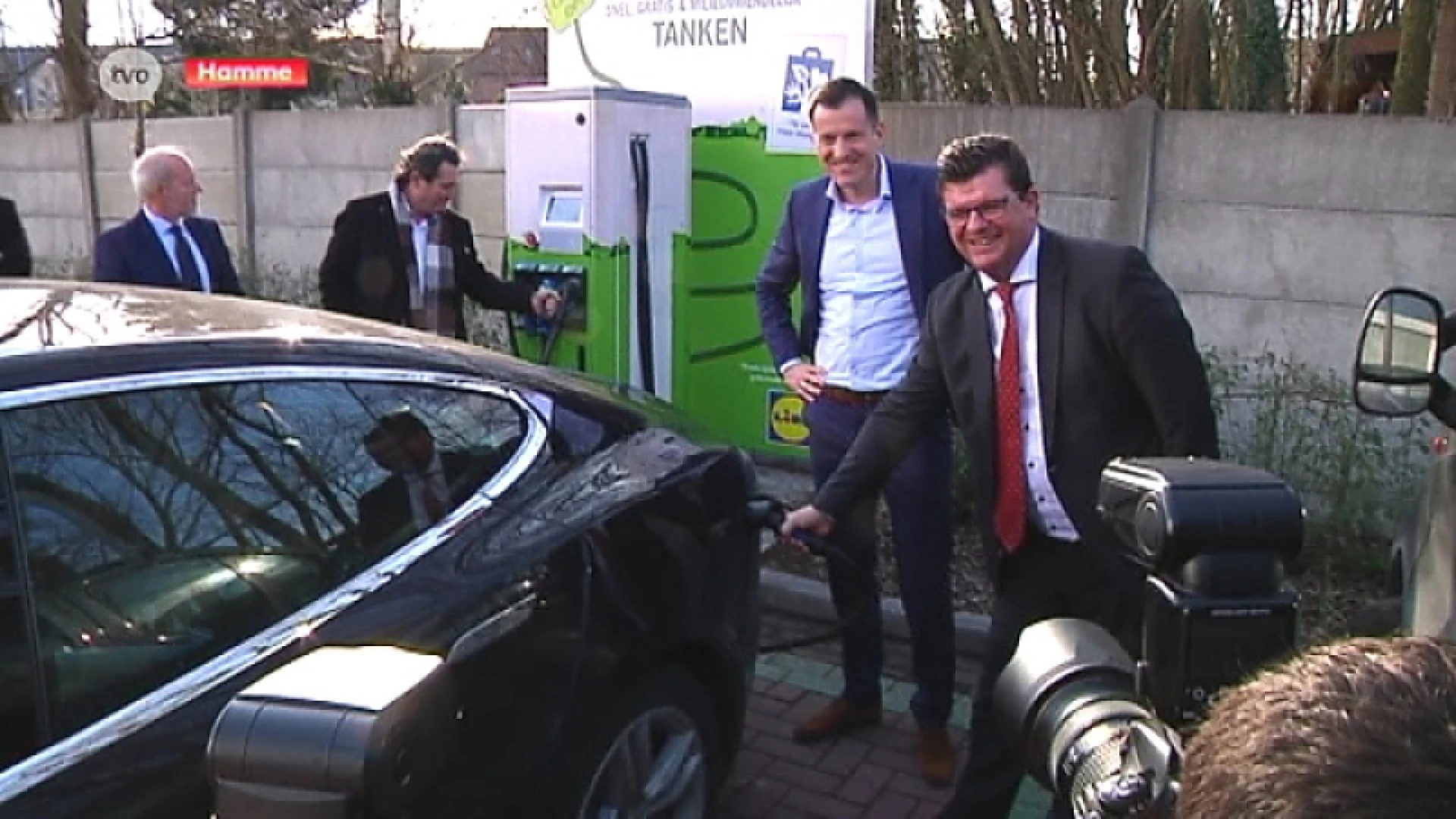 Minister Bart Tommelein en Lidl stellen gratis laadpalen voor in Hamme