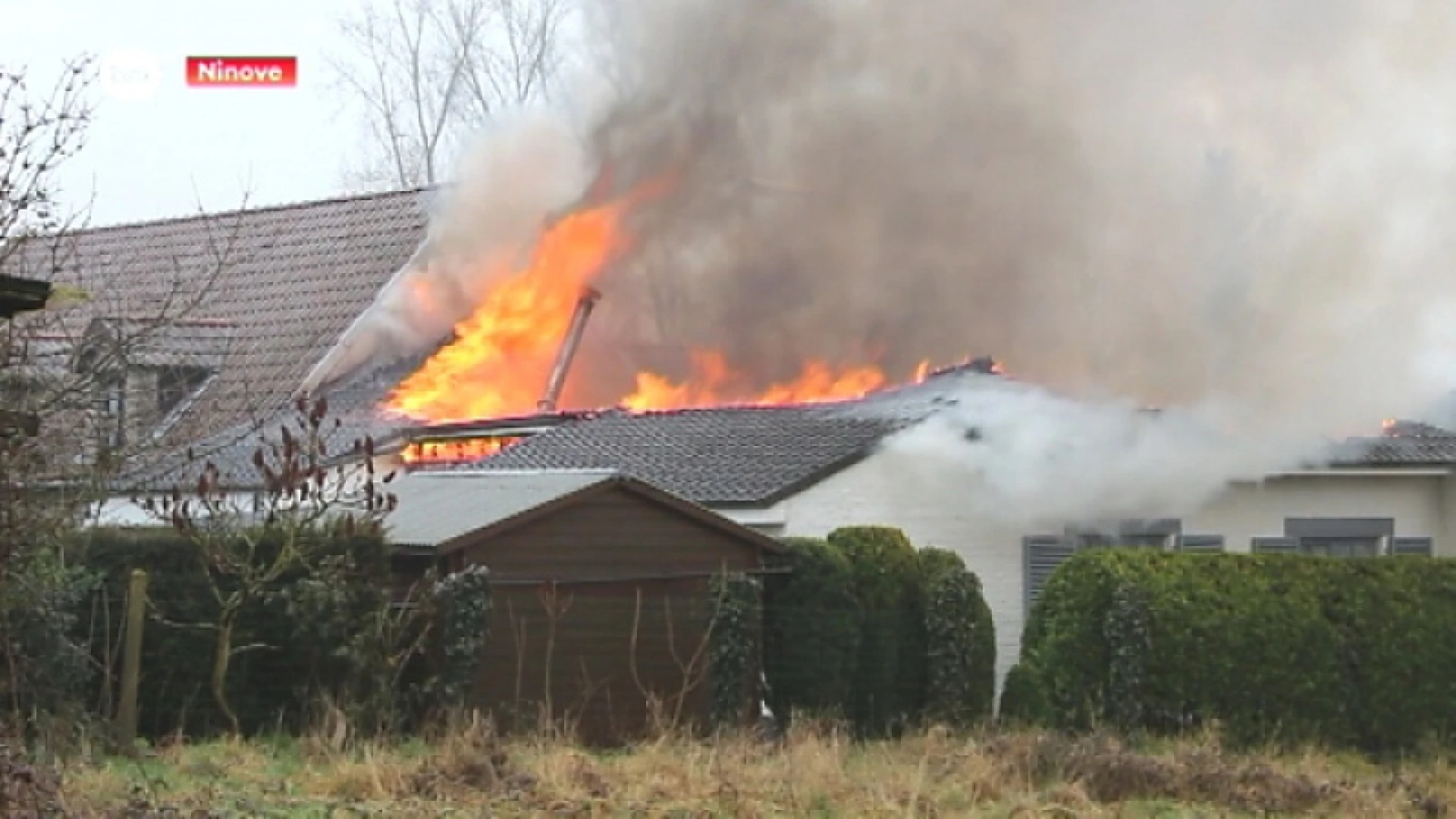 Ninove: Uitslaande brand legt villa in de as