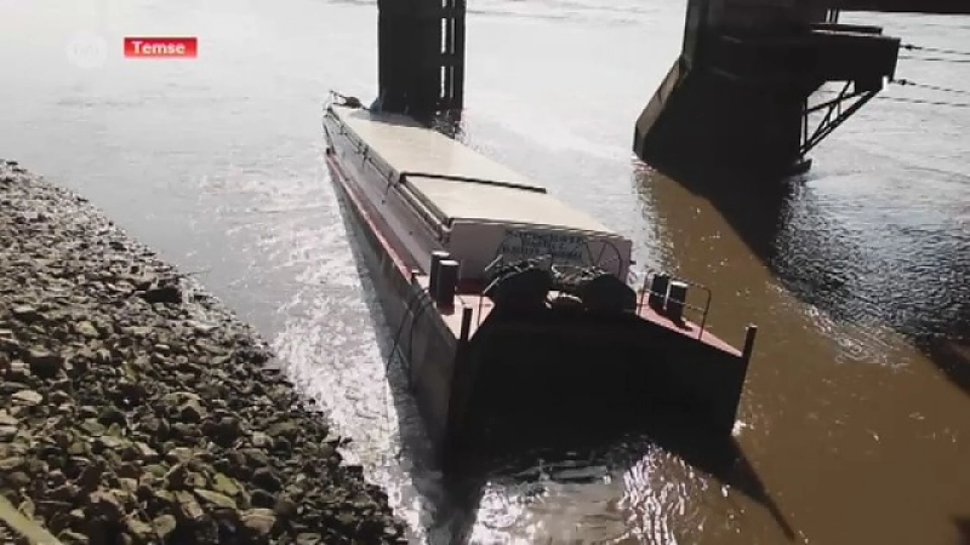 Binnenschip zinkt na botsing tegen Temsebrug