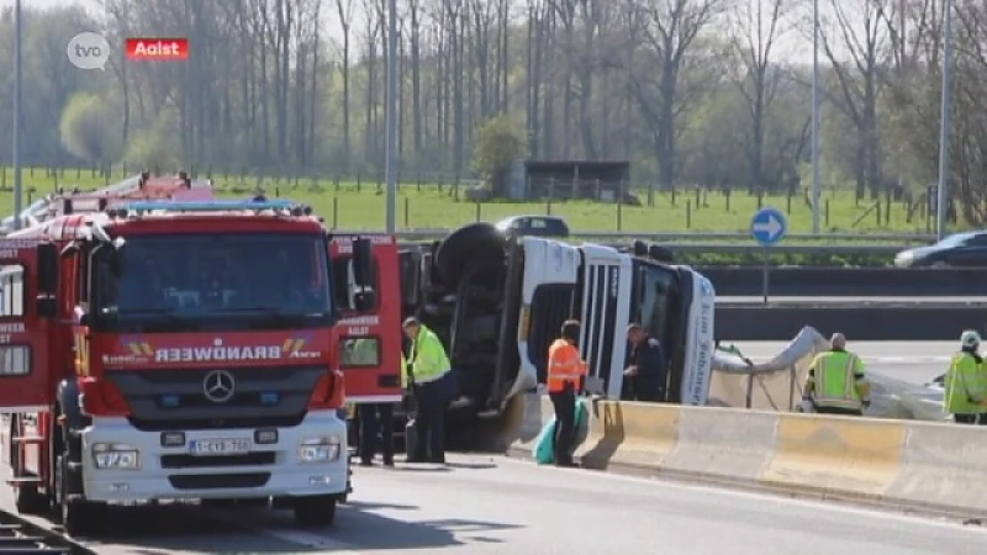 Hoofdafbeelding voor artikel Vrachtwagen op zijn kant,…