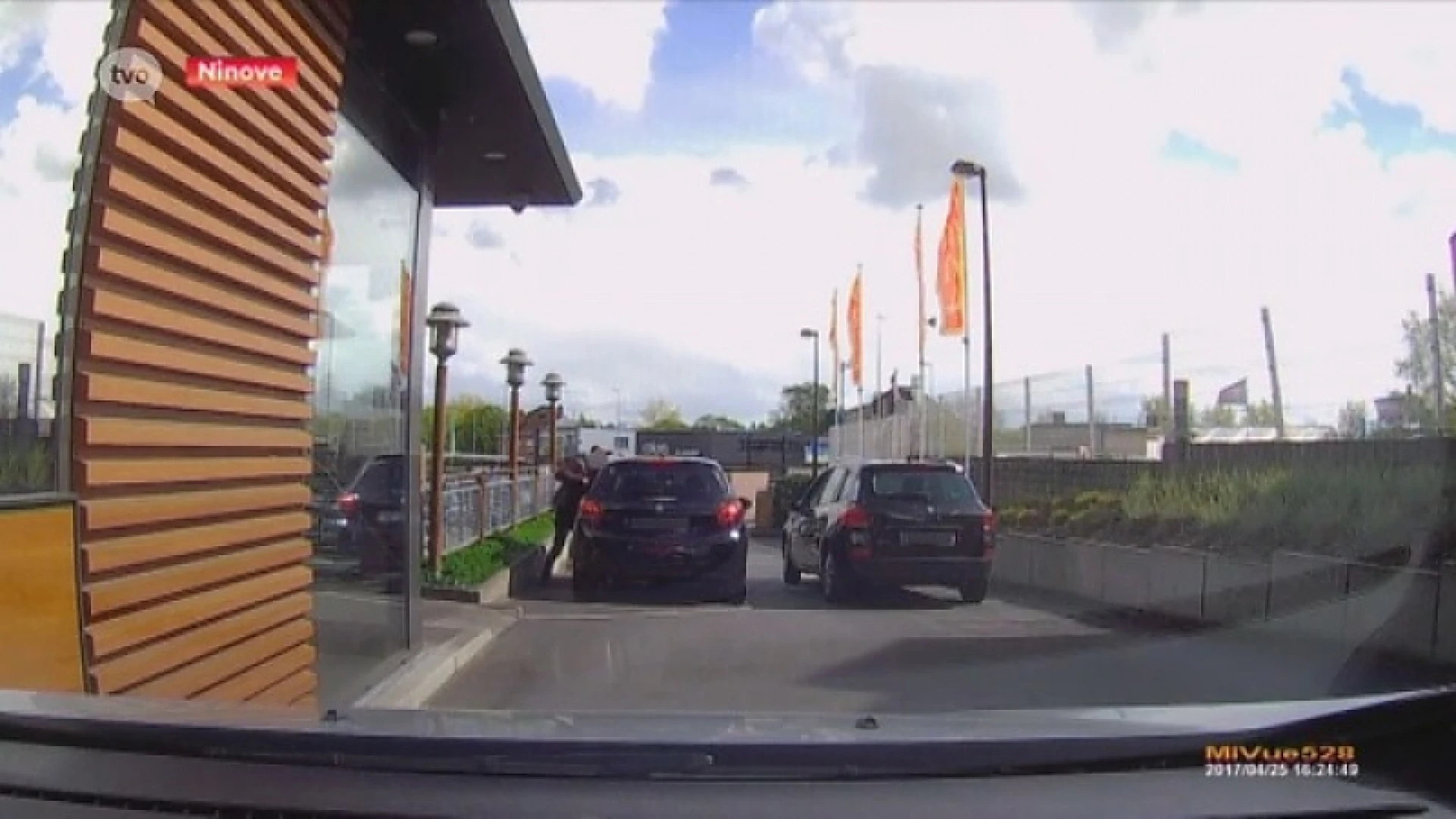 Twintiger krijgt klappen aan McDonald's in Ninove