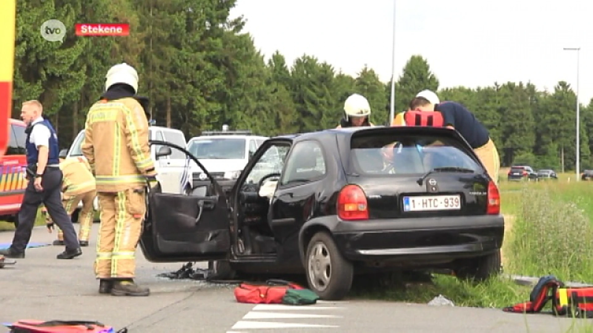 Auto en minibusje frontaal op elkaar op parallelweg E34 in Stekene