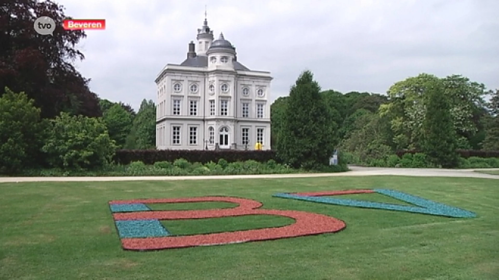 Nieuw logo van Beveren in het groot in tuin van Hof ter Saksen