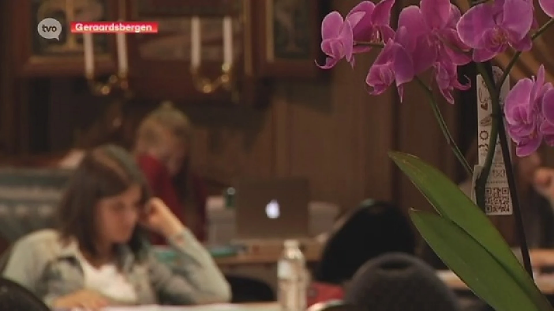 Studeren in de kerk bij zomerse temperaturen in Zarlardinge