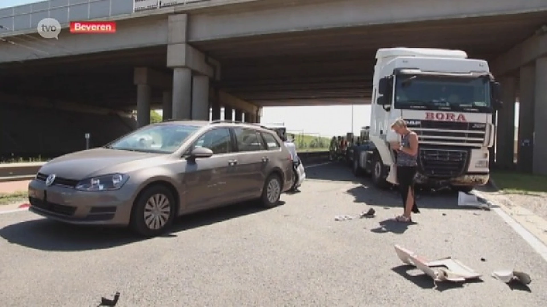 Vrachtwagen rijdt in op stilstaande auto's aan overweg in Waaslandhaven