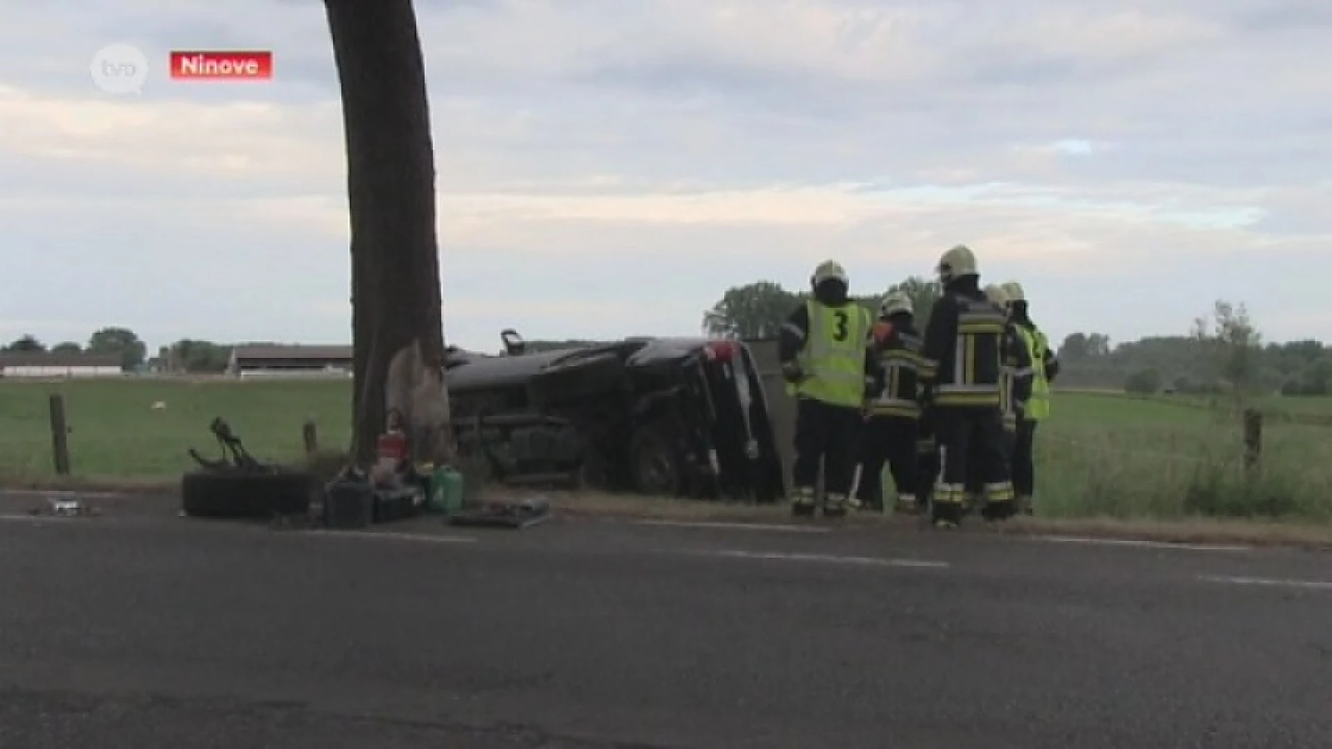 Pick-up truck verliest beide voorwielen na knal op oude kastanjebomen