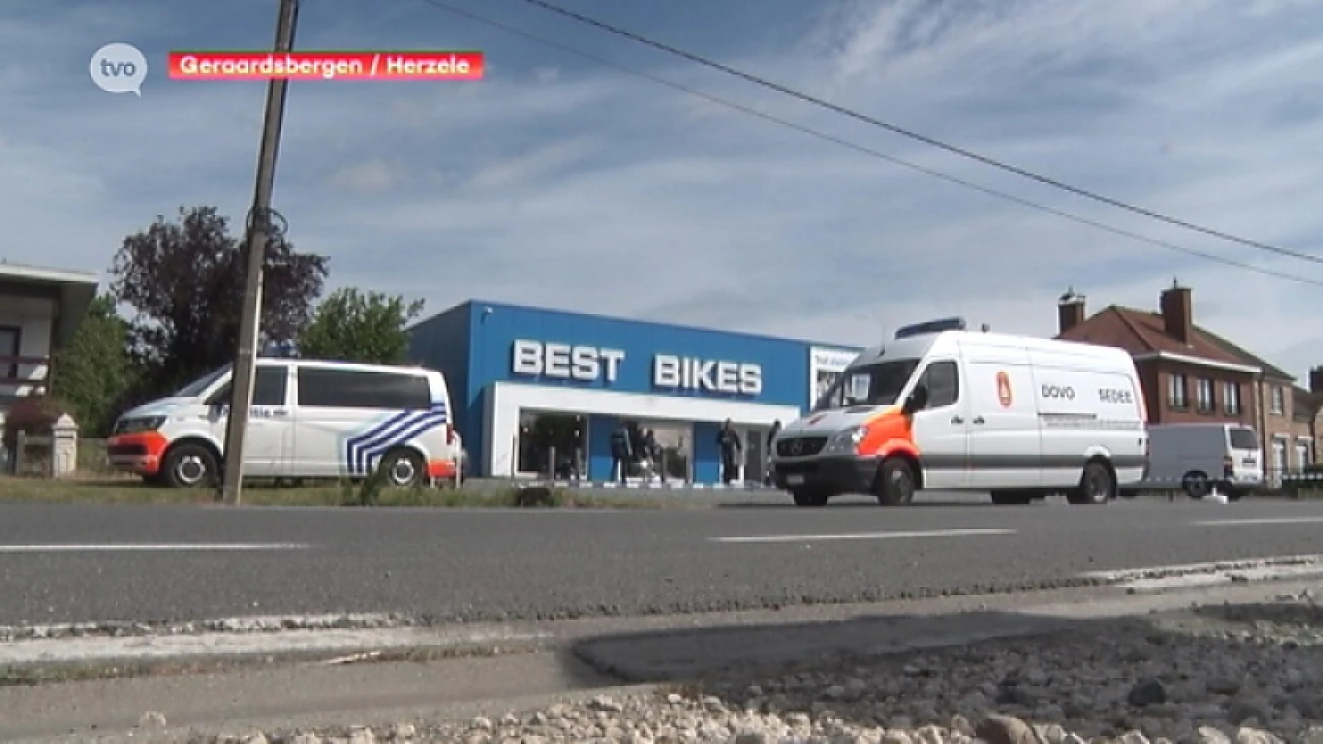 Dievenbende gooit granaat, en steelt daarna 23 fietsen