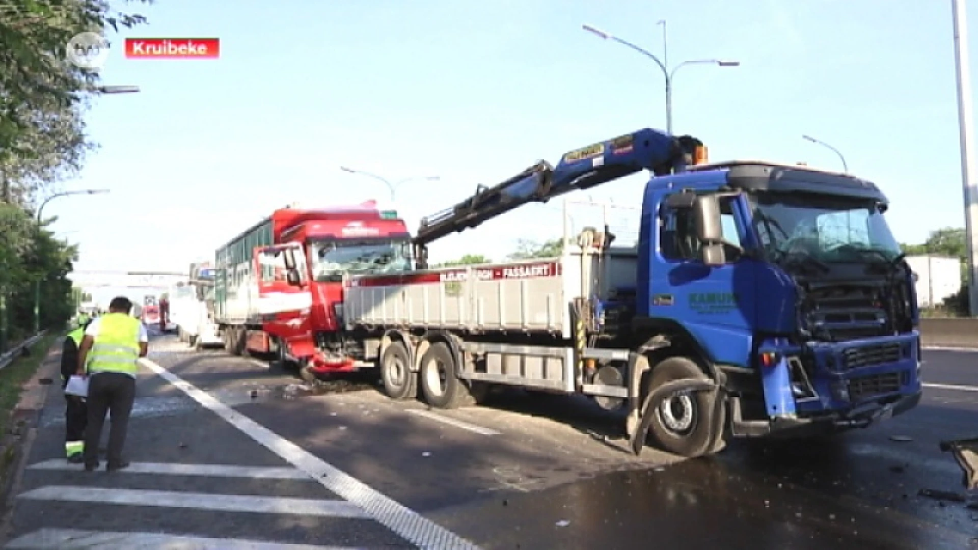 Kettingbotsing met 5 vrachtwagens op E17 Kruibeke