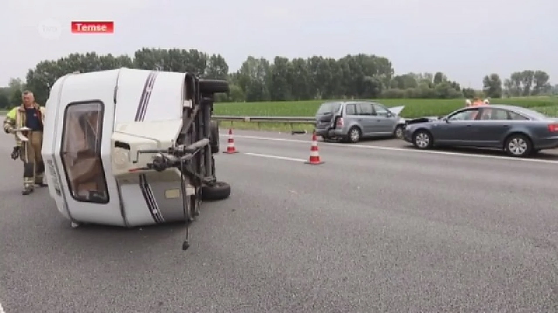 Auto rijdt caravan van de baan op E17 in Temse