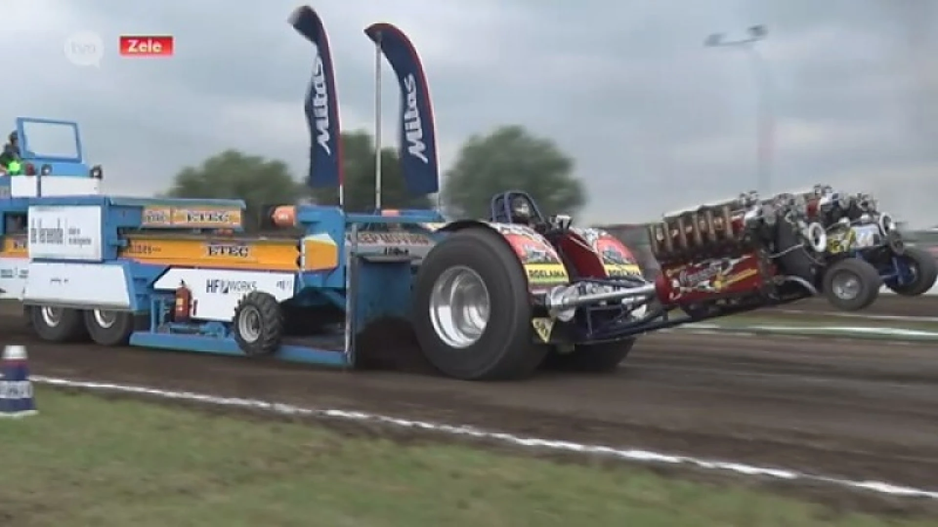 Bulderende motoren op Tractorpulling in Zele