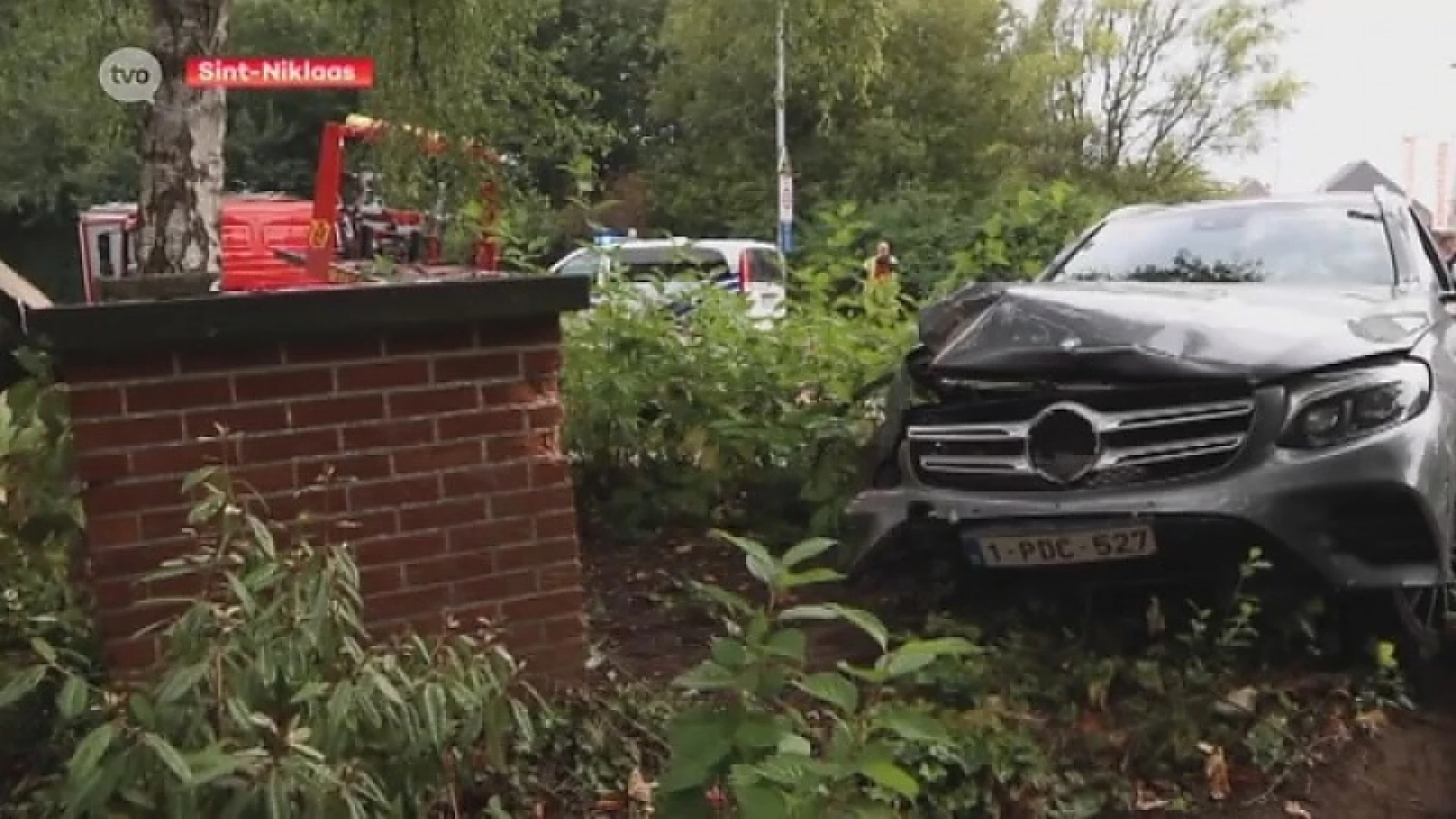 Sint-Niklaas: Minderjarigen crashen met jeep tegen standbeeld