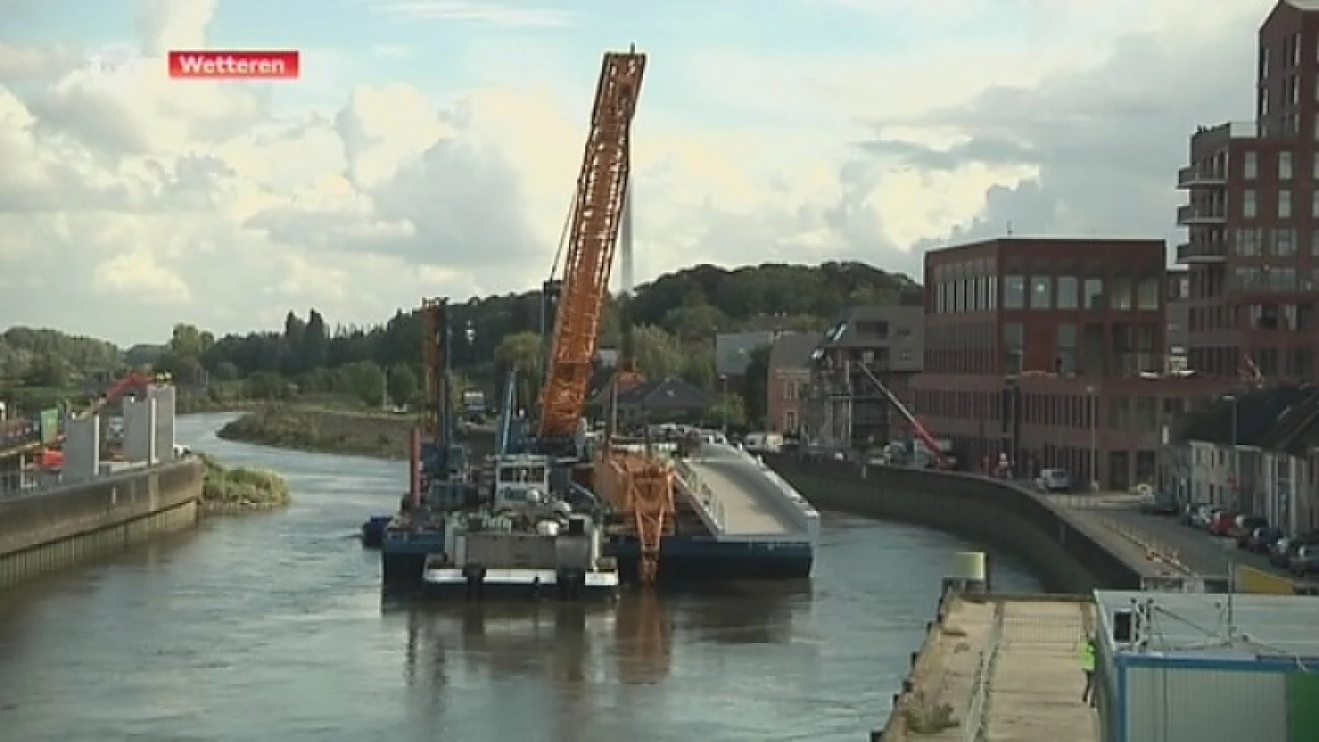 Nieuwe fietsersbrug over Schelde in Wetteren aangekomen