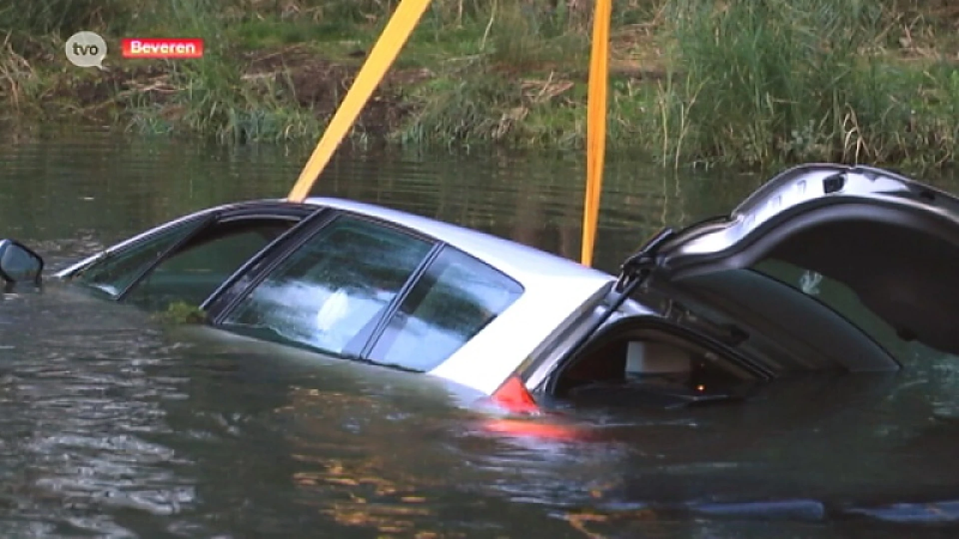 Beveren: Met auto én aquarium de vijver in