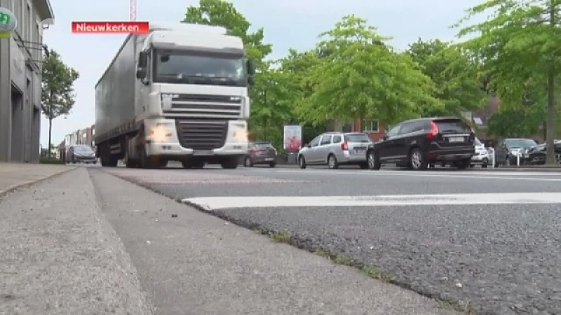 Petitie met 1600 handtekeningen in Nieuwkerken tegen het zware vrachtverkeer