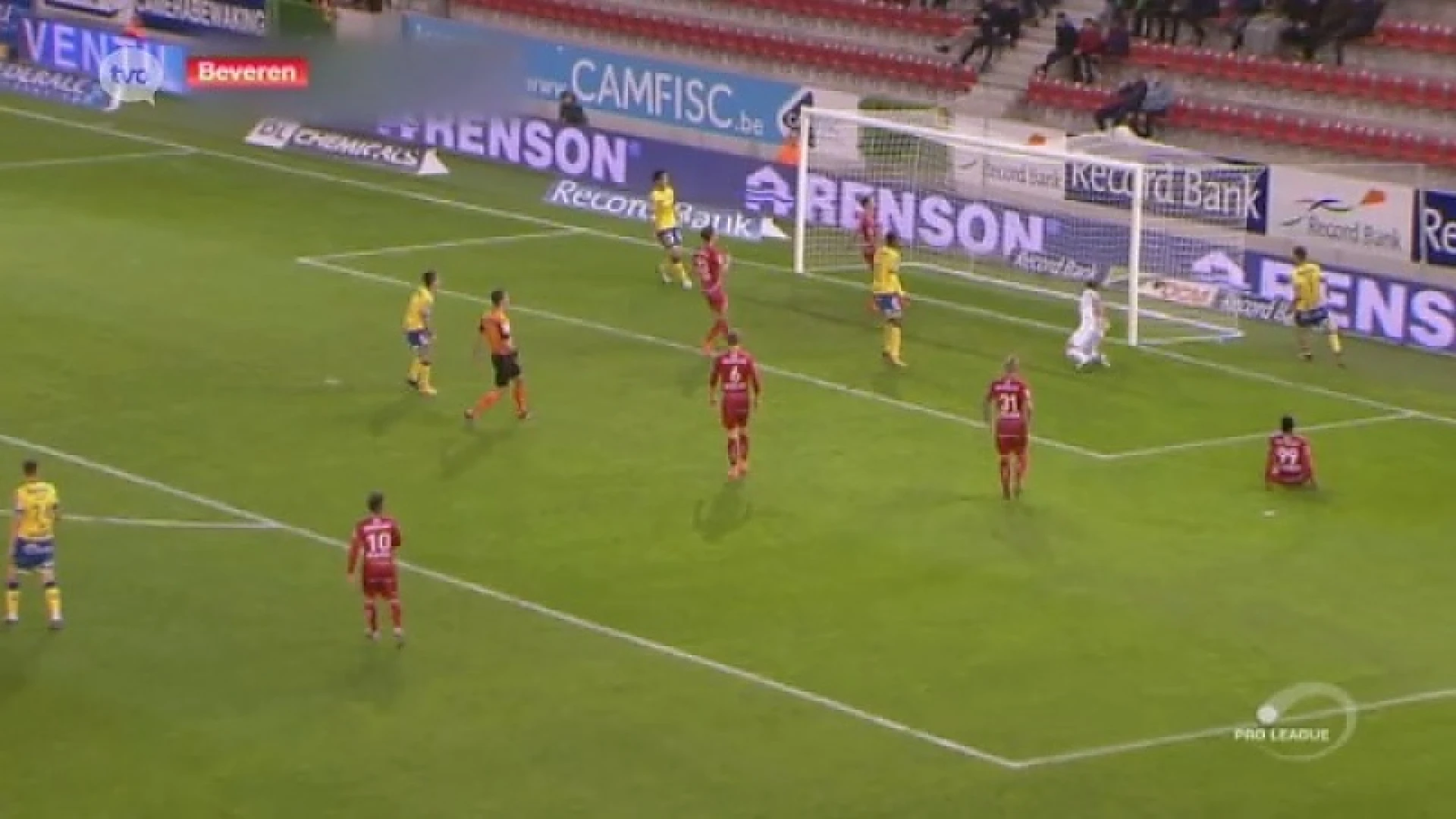 Thelin scoort 4 goals in wedstrijd Waasland-Beveren tegen Zulte Waregem