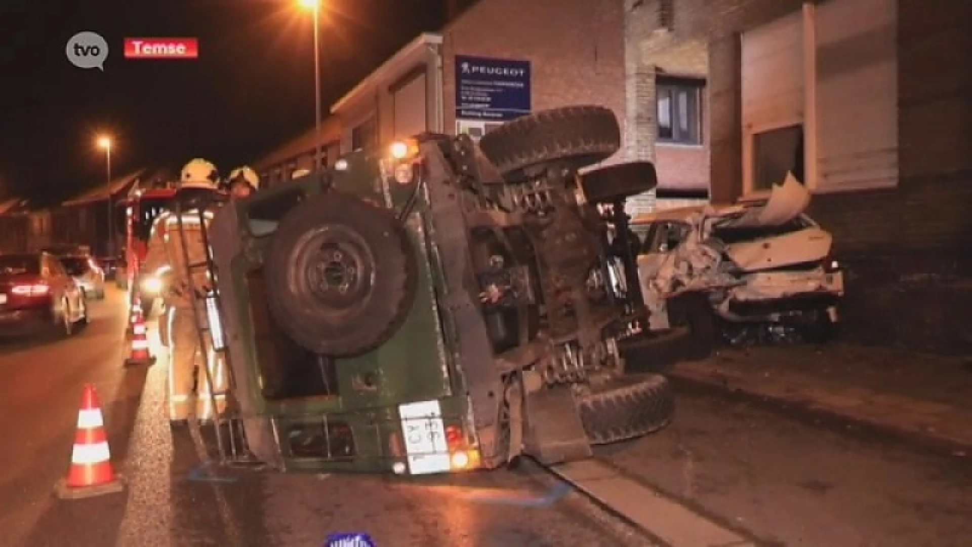 Terreinwagen herleidt geparkeerde wagen tot schroot in Temse