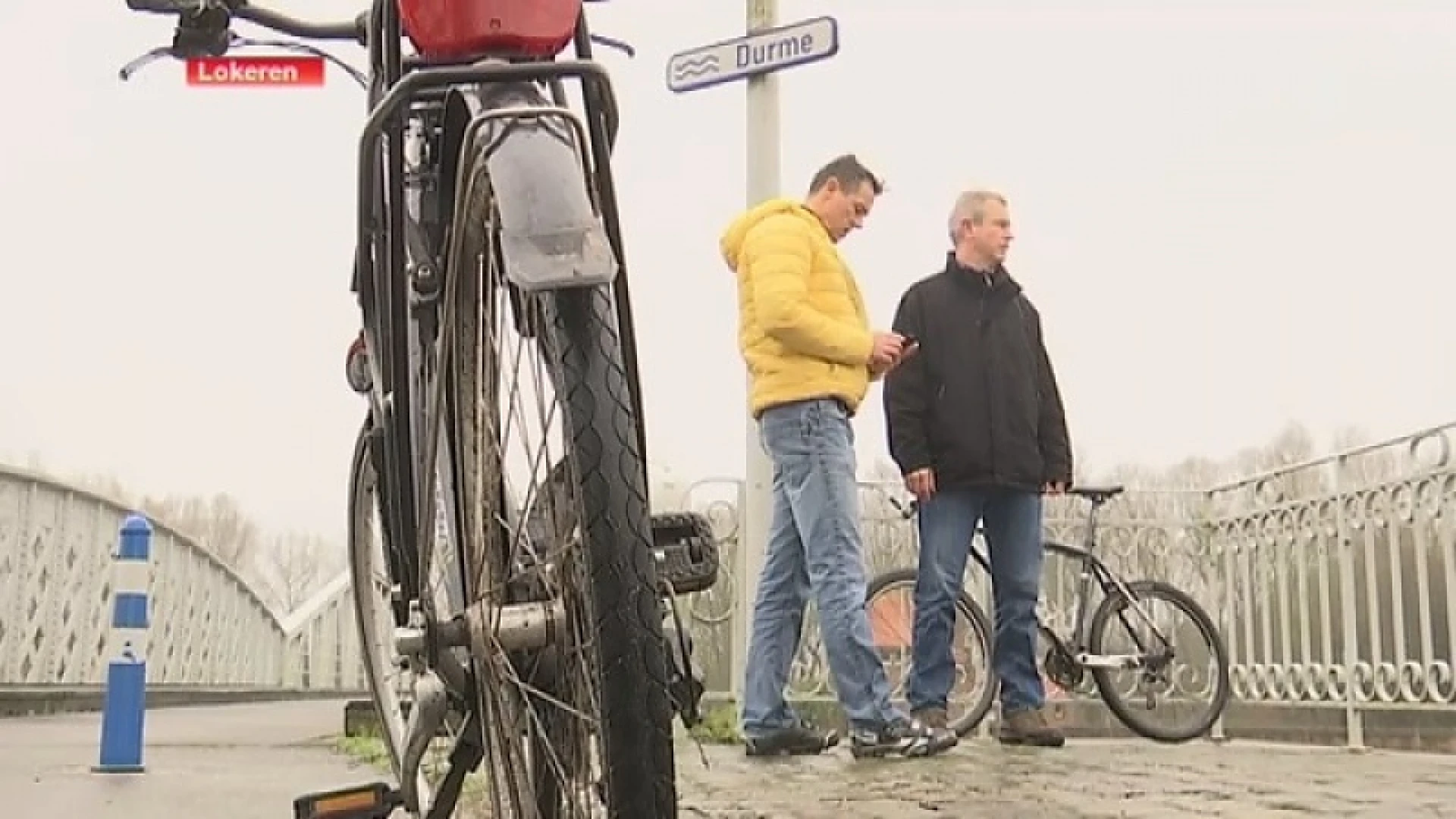 Vrienden en familie zoeken naar vermiste Lokeraar