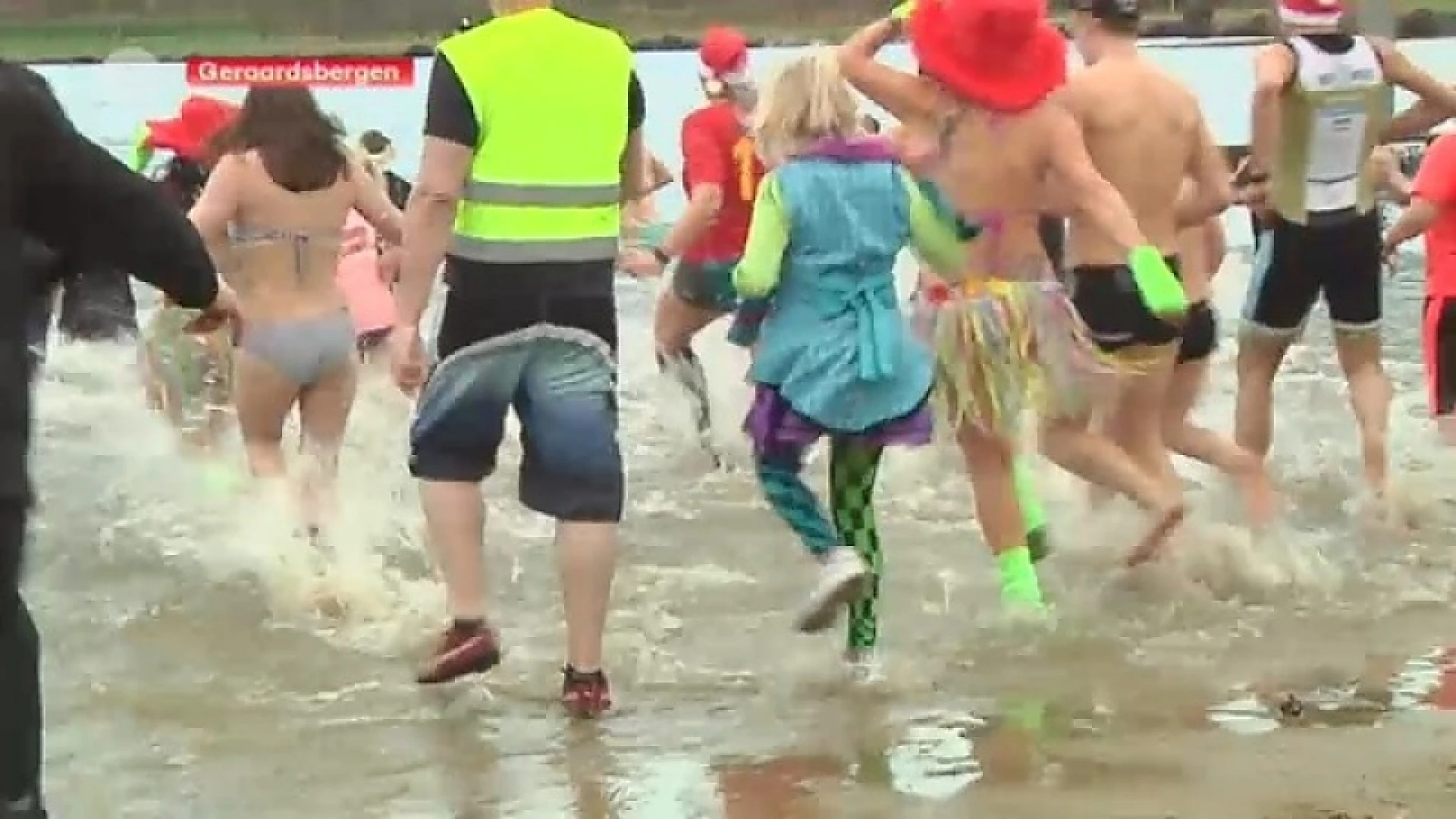 Recordopkomst voor nieuwjaarsduik in Provinciaal Domein De Gavers