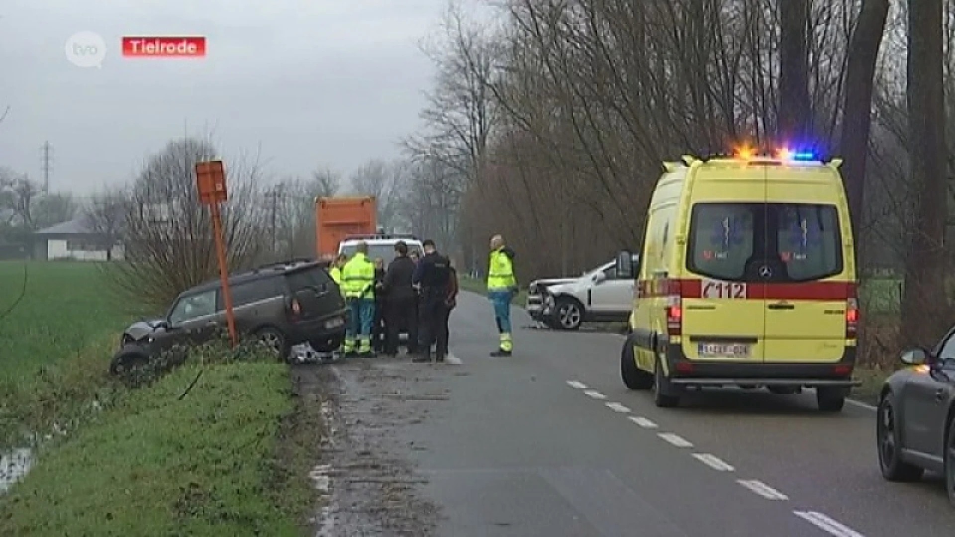 Tielrode: Auto botst frontaal op geparkeerde wagen