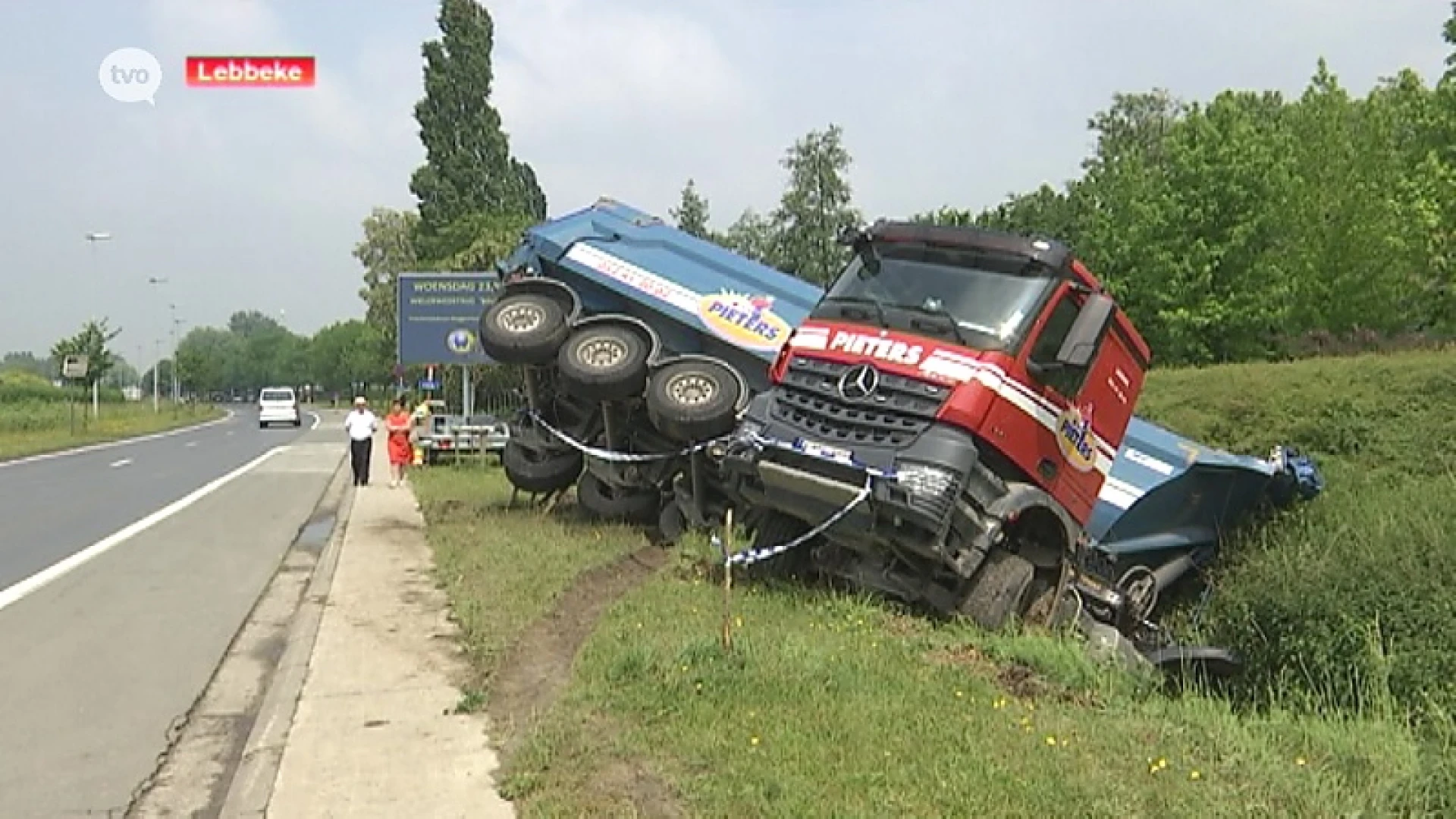 Vrachtwagen in gracht pal op parcours Baloise Belgium Tour