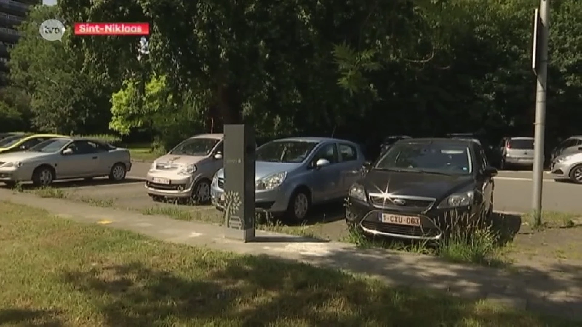 Elektrische laadpaal landt midden op trottoir in Sint-Niklaas