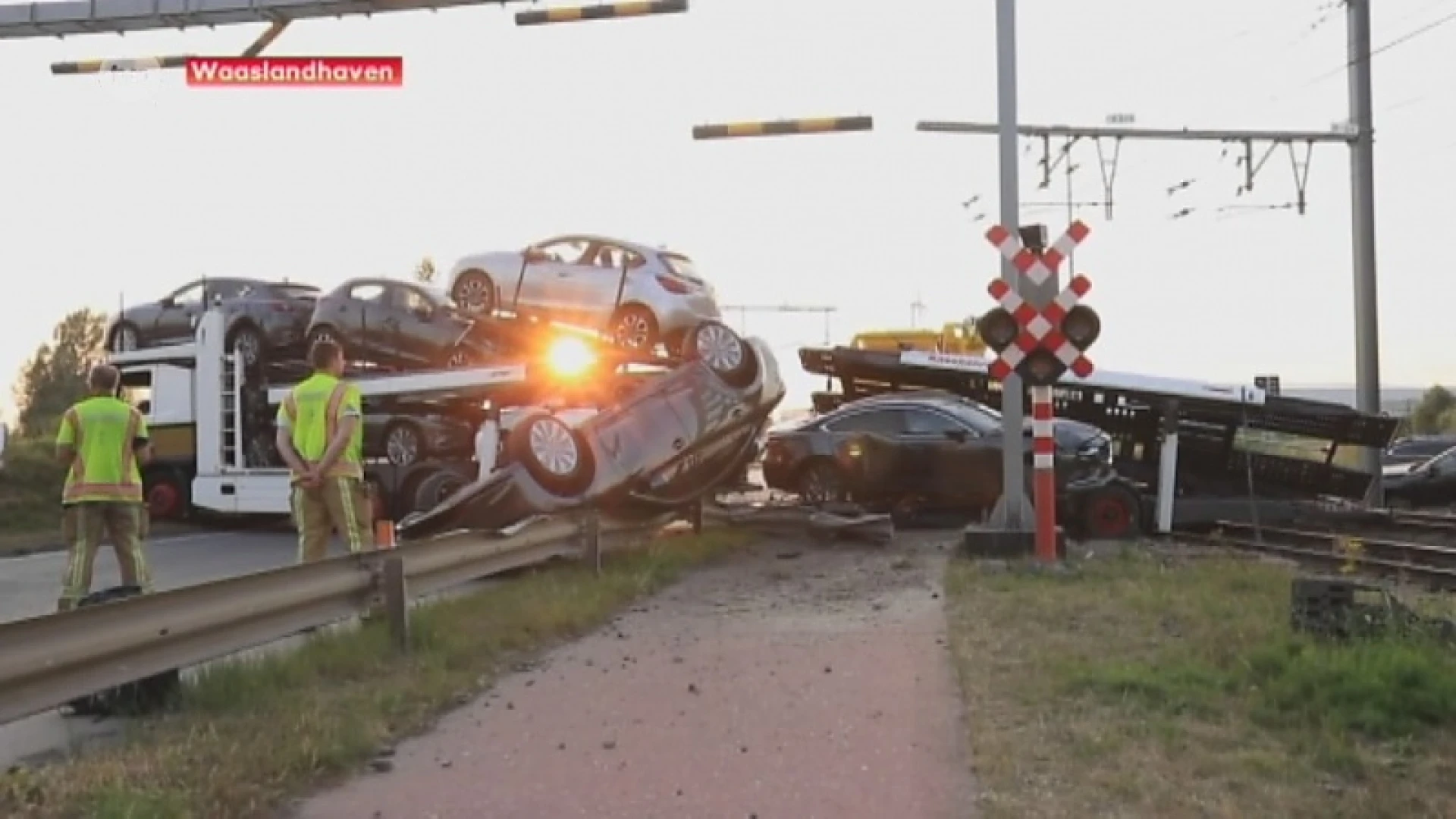 Kallo: Ravage na botsing tussen trein en vrachtwagen met lading auto's