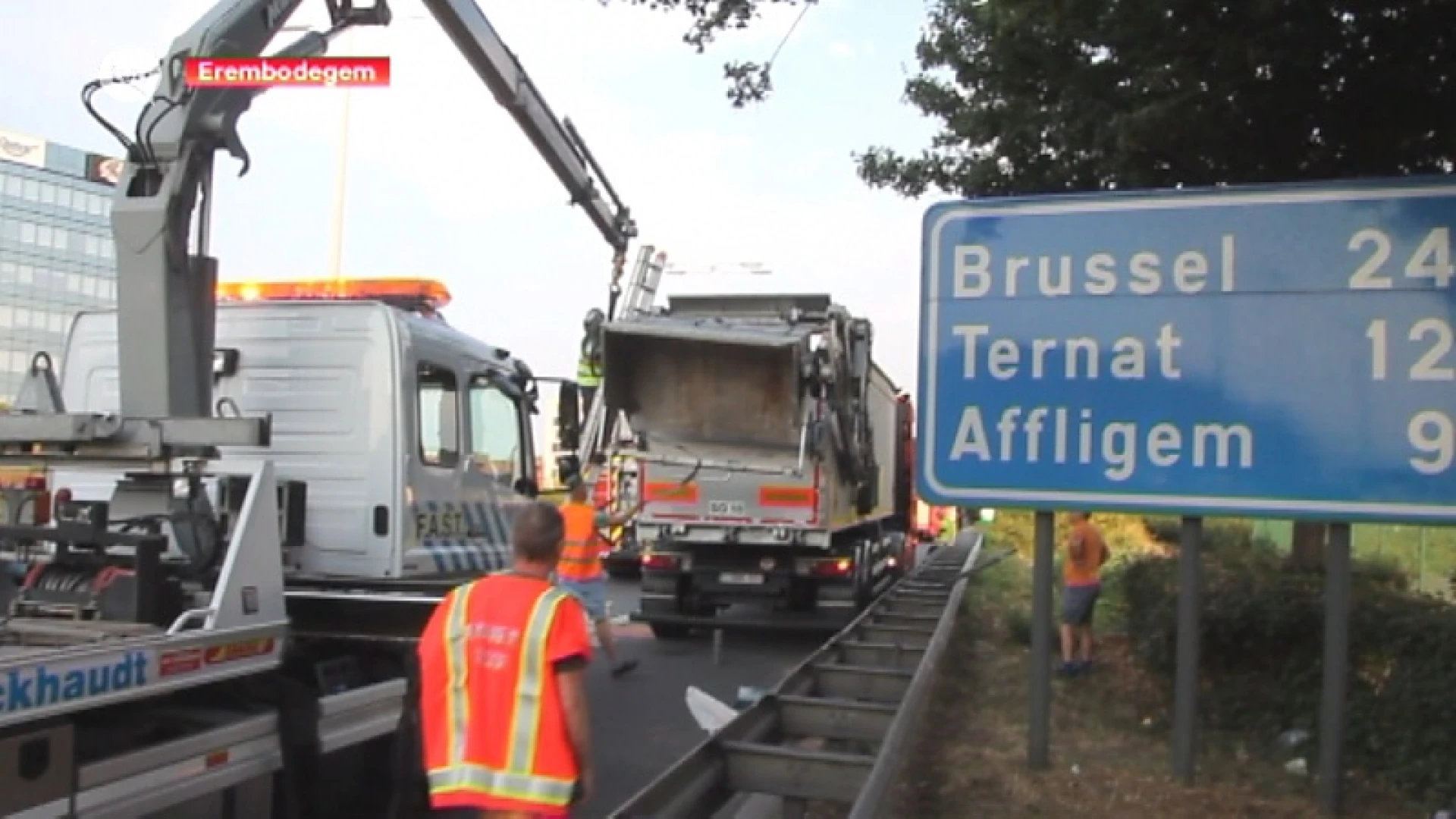 Vrachtwagen met slachtafval rijdt met laadklep tegen brug op E40 in Erembodegem