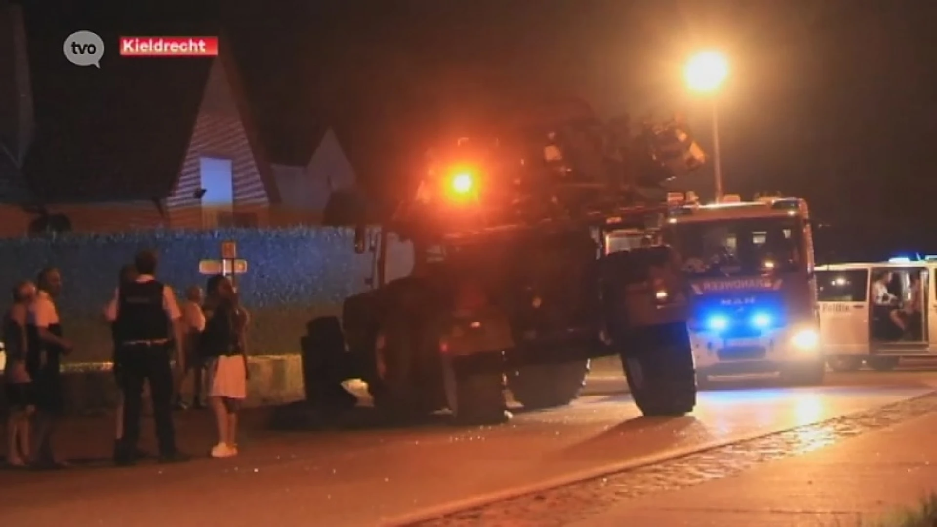 Kieldrecht: Bestelwagen knalt op tractor