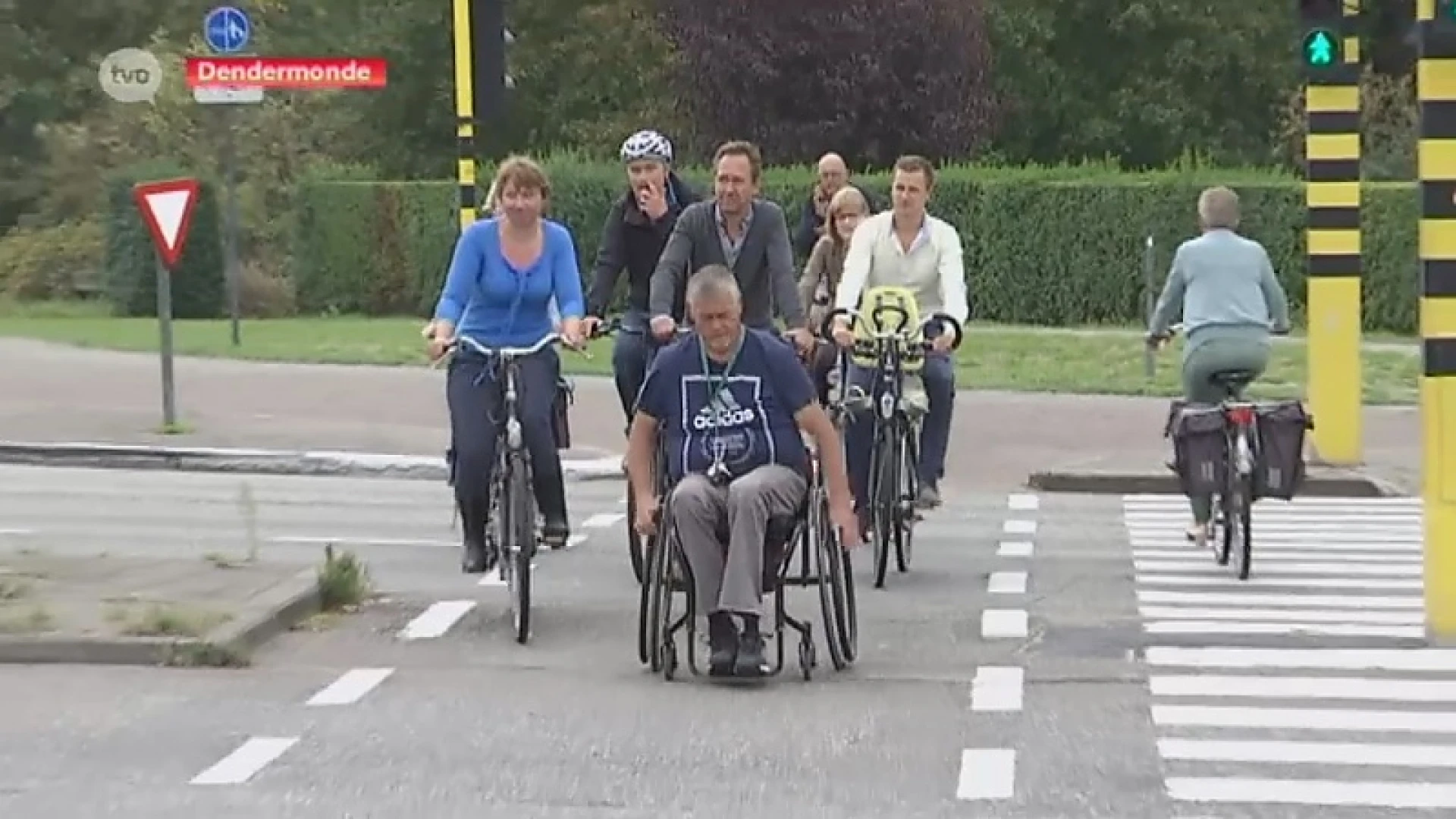 Bjorn Rzoska fietst over zwart kruispunt Dendermonde