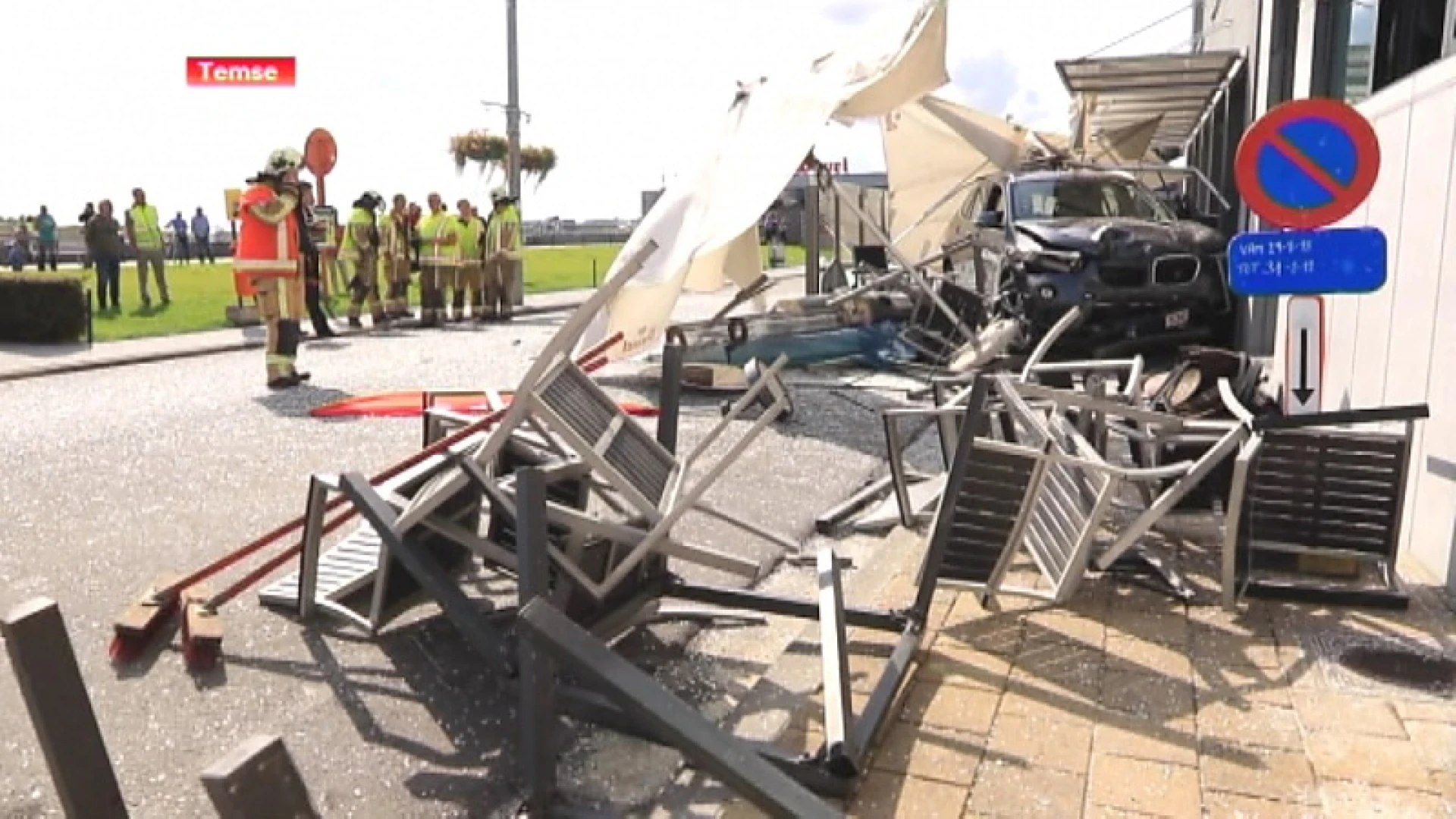 Auto rijdt in op terras in Temse, 1 zwaar- en 2 lichtgewonden