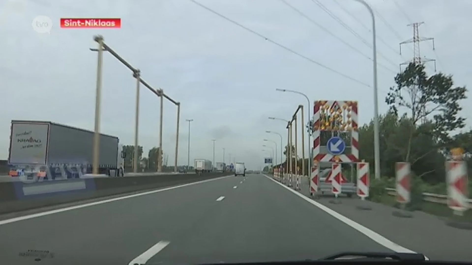 Waarvoor dienen de houten palen langs E17 in Sint-Niklaas?