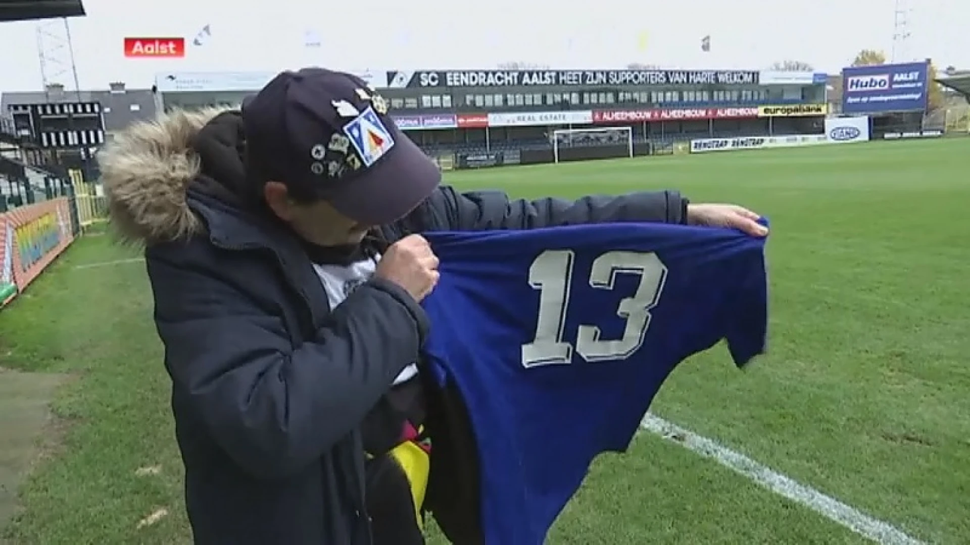 Eendracht Aalst-supporter fier als een pauw met "mythisch" Levski Sofia-shirt