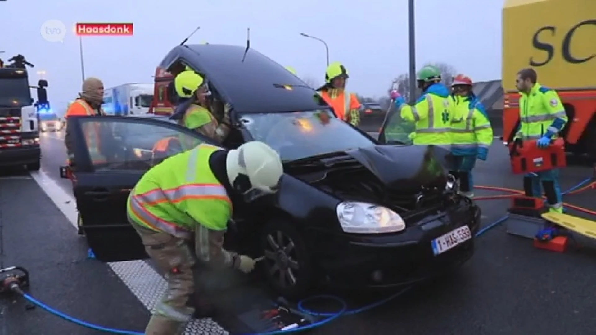 Haasdonk E17: Afrit afgesloten na botsing tussen 3 auto''s