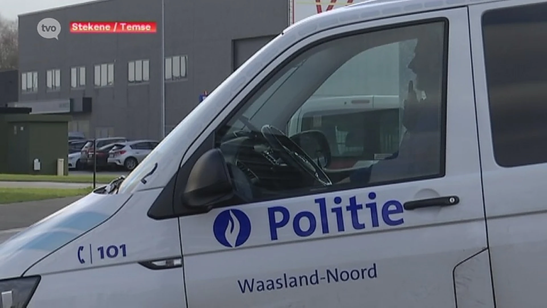 Politie bewaakt loods in Stekene in kader van drugmoord