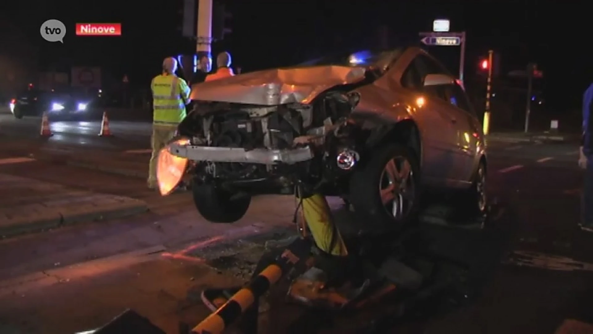 Bestuurder ziet en hoort brandweerwagen te laat en rijdt hem van de baan in Ninove
