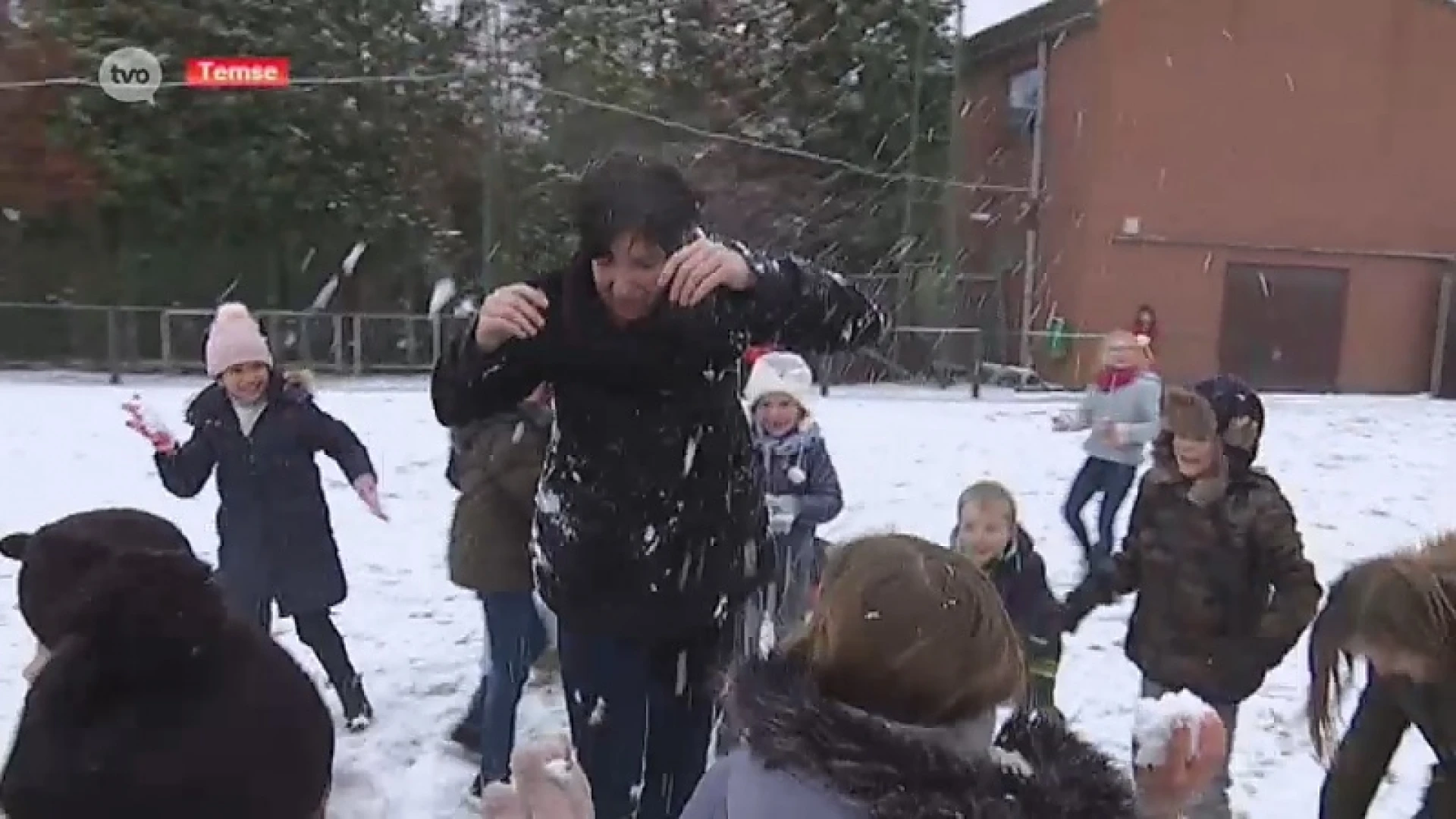 Sneeuwballen vliegen over en weer in Temse