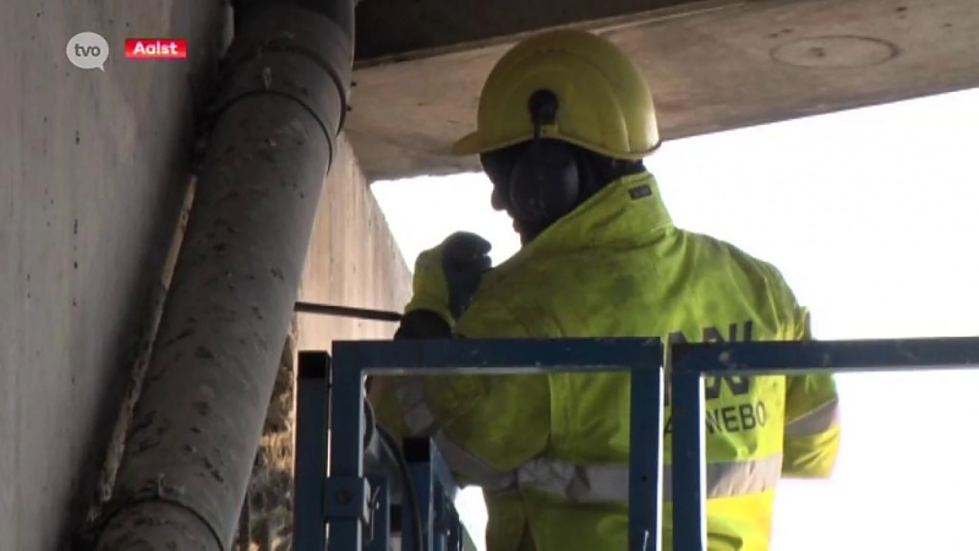 Beton van de brug aan de Ledebaan in Aalst wordt hersteld