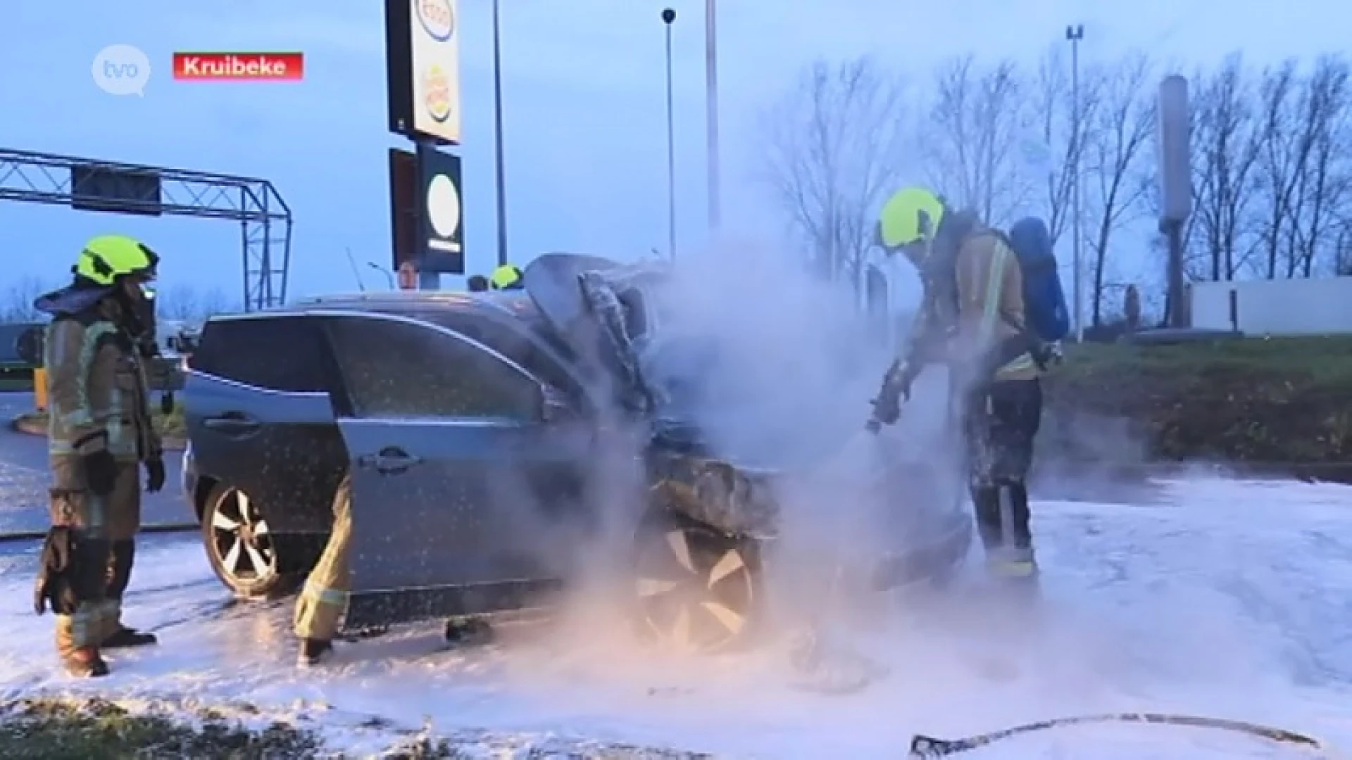 Kruibeke: Auto brandt uit op parking E17