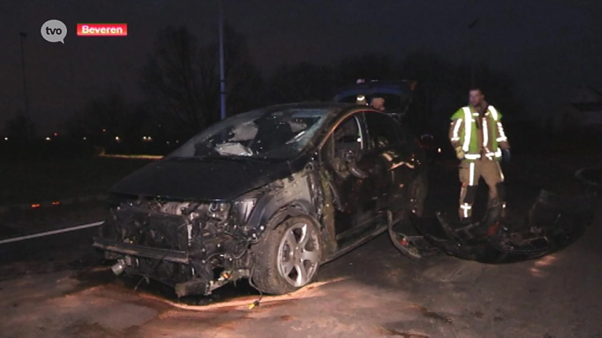 Autobestuurder rijdt in duisternis in op betonblokken aan rotonde in Verrebroek