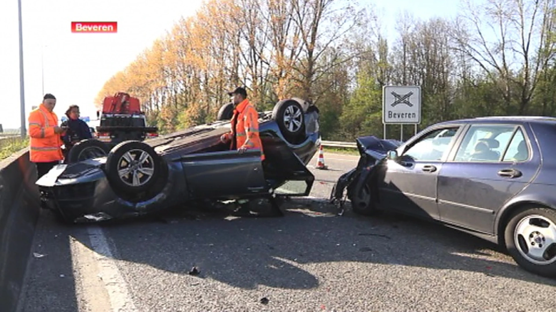 Auto belandt op dak na botsing op E34 in Beveren