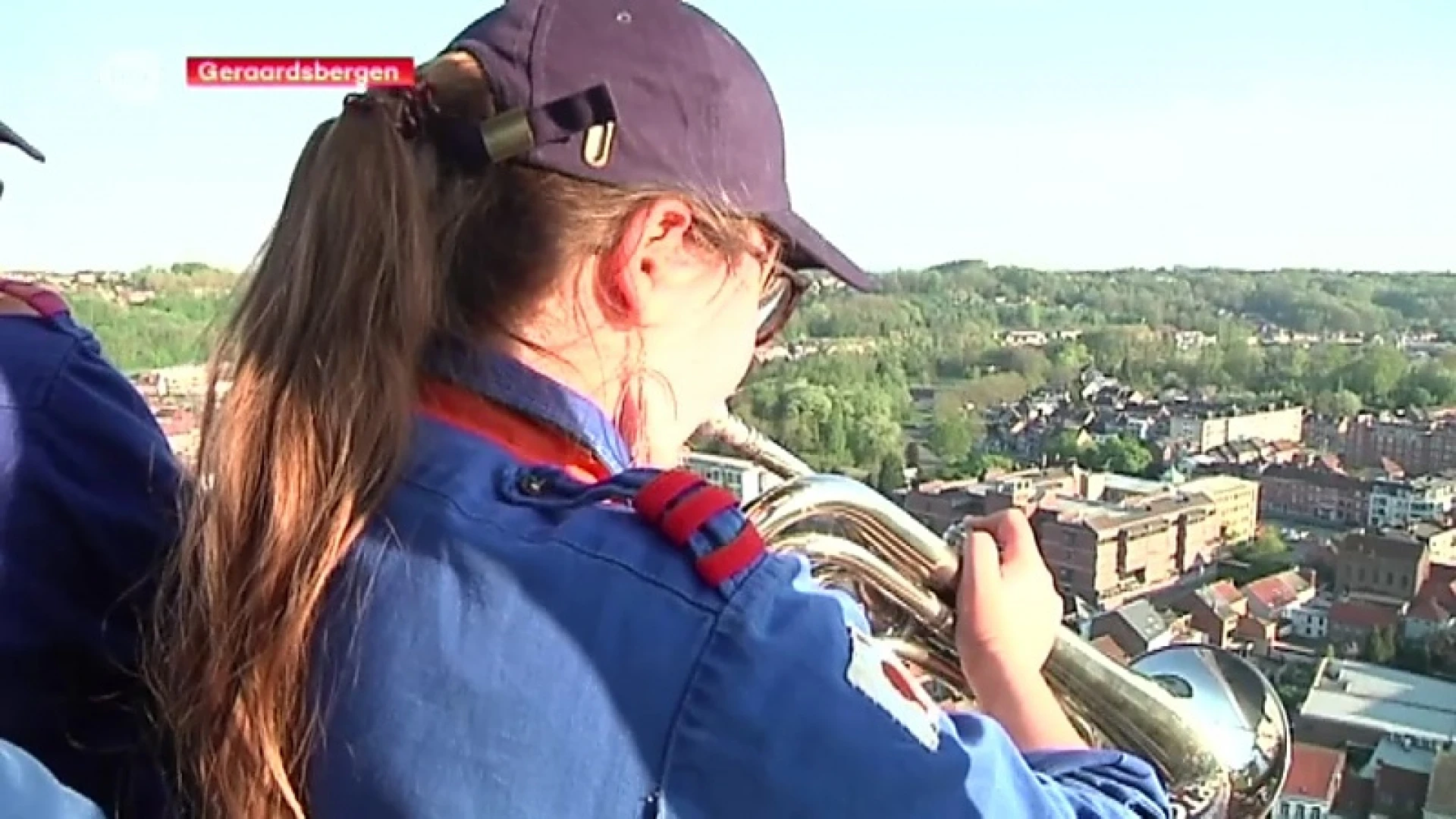 Met 40-jarige KSA -fanfare de lucht in boven Geraardsbergen