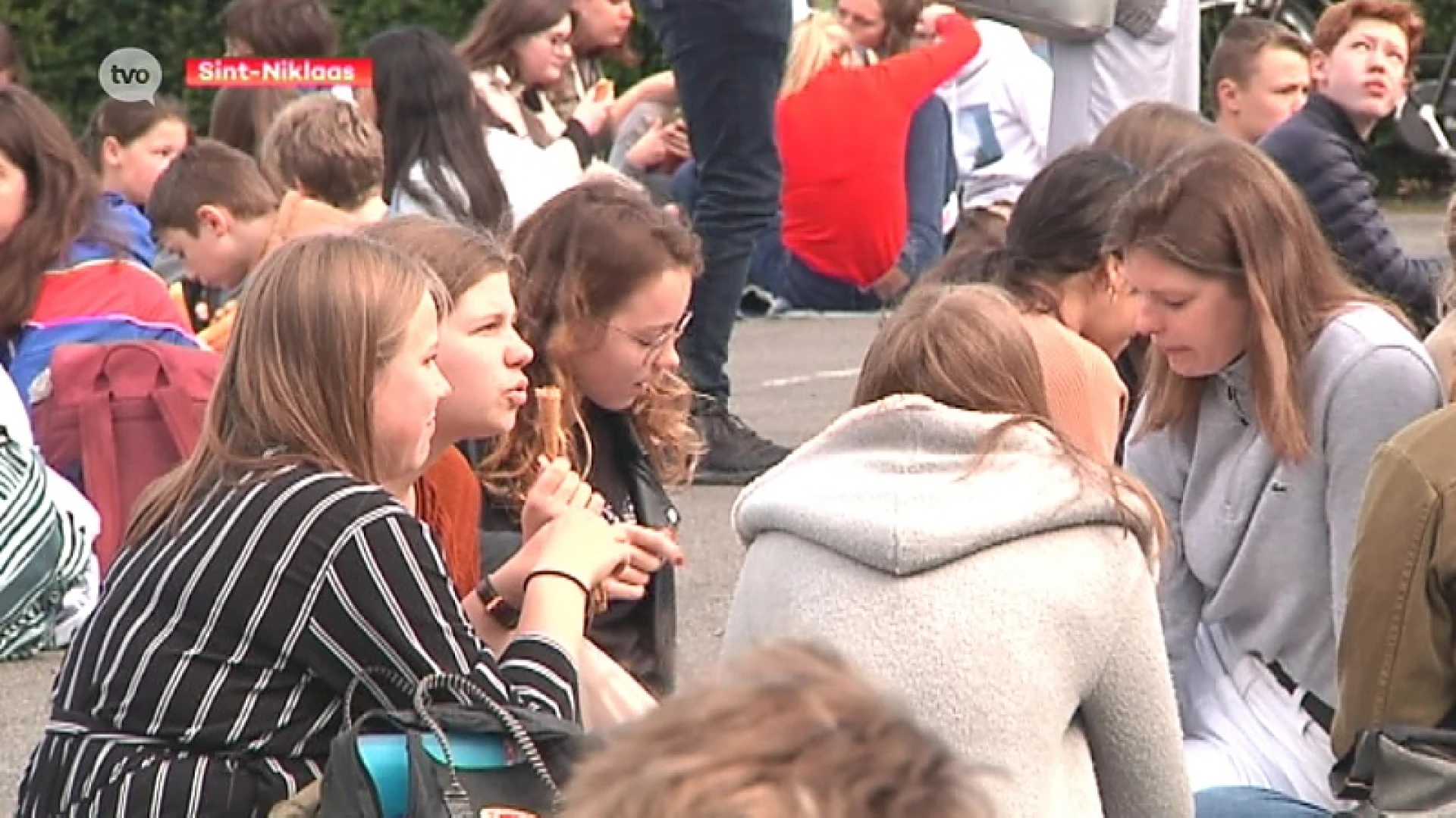 Sint-Niklase leerlingen sluiten schoolparking af zodat leerkrachten auto aan de kant laten staan