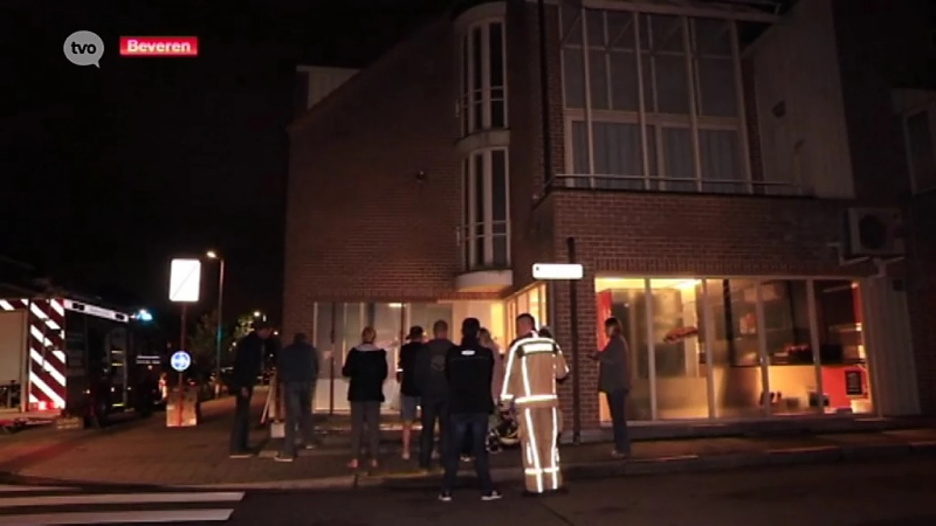 Autobestuurder rijdt in gevel broodjeszaak en pleegt vluchtmisdrijf in Beveren