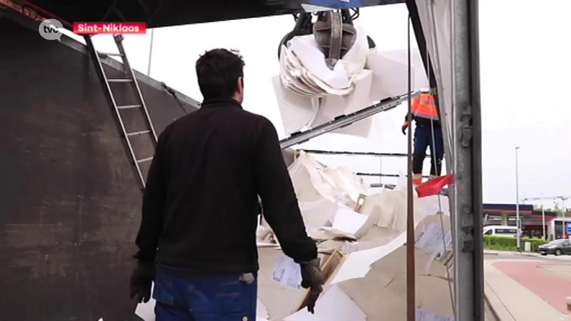 Vrachtwagen met 24 ton papier gekanteld in Nieuwkerken-Waas
