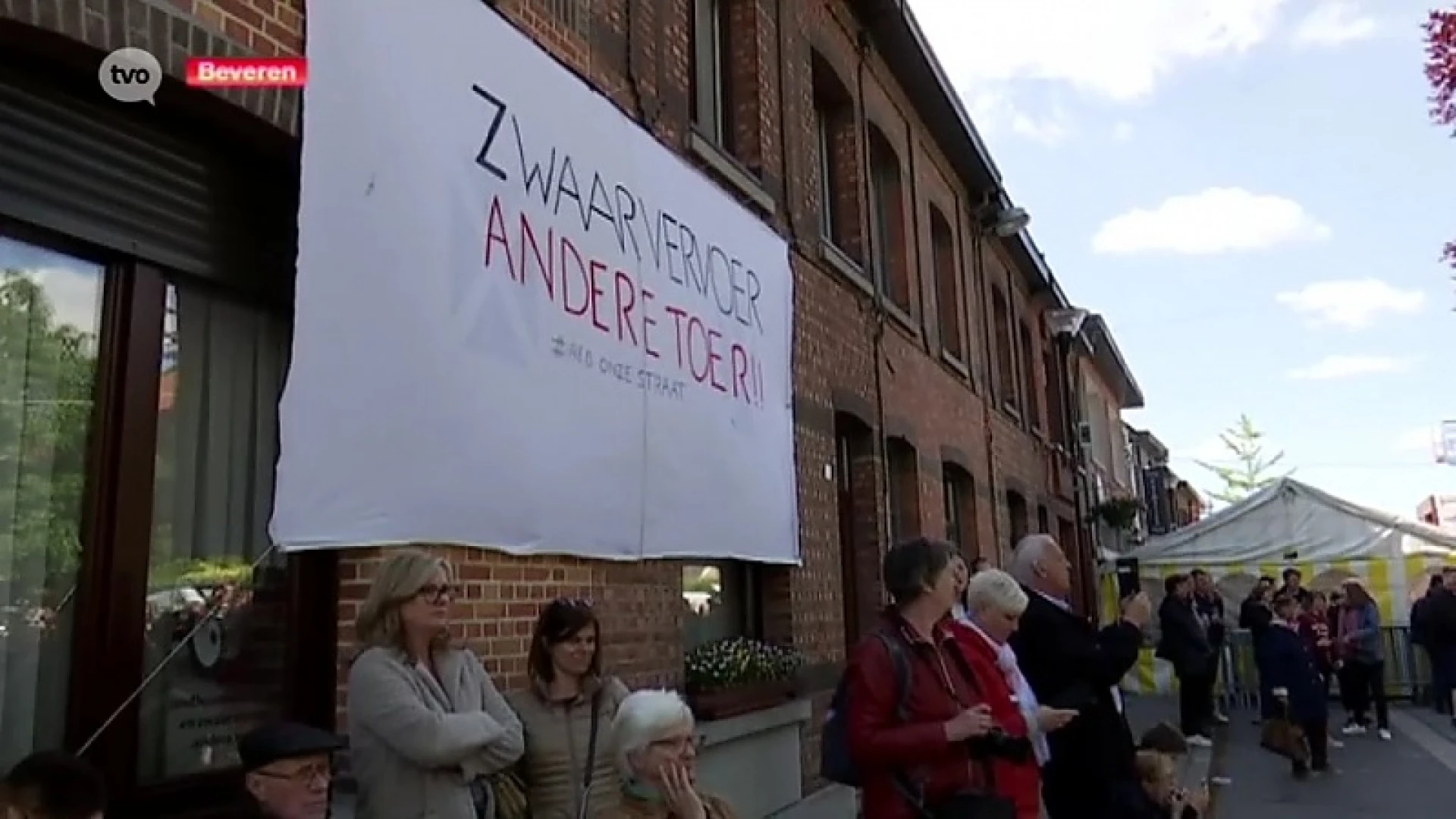 Protest tegen zwaar verkeer door Pastoor Steenssensstraat tijdens Puitenslagersstoet