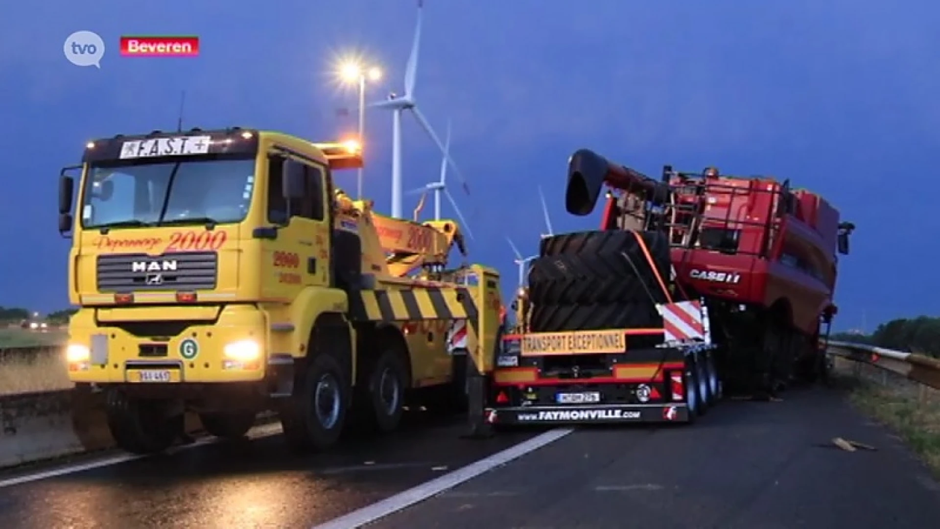 Oekraïense vrachtwagen verliest lading, een pikdorser van 17 ton, op R2 in Kallo